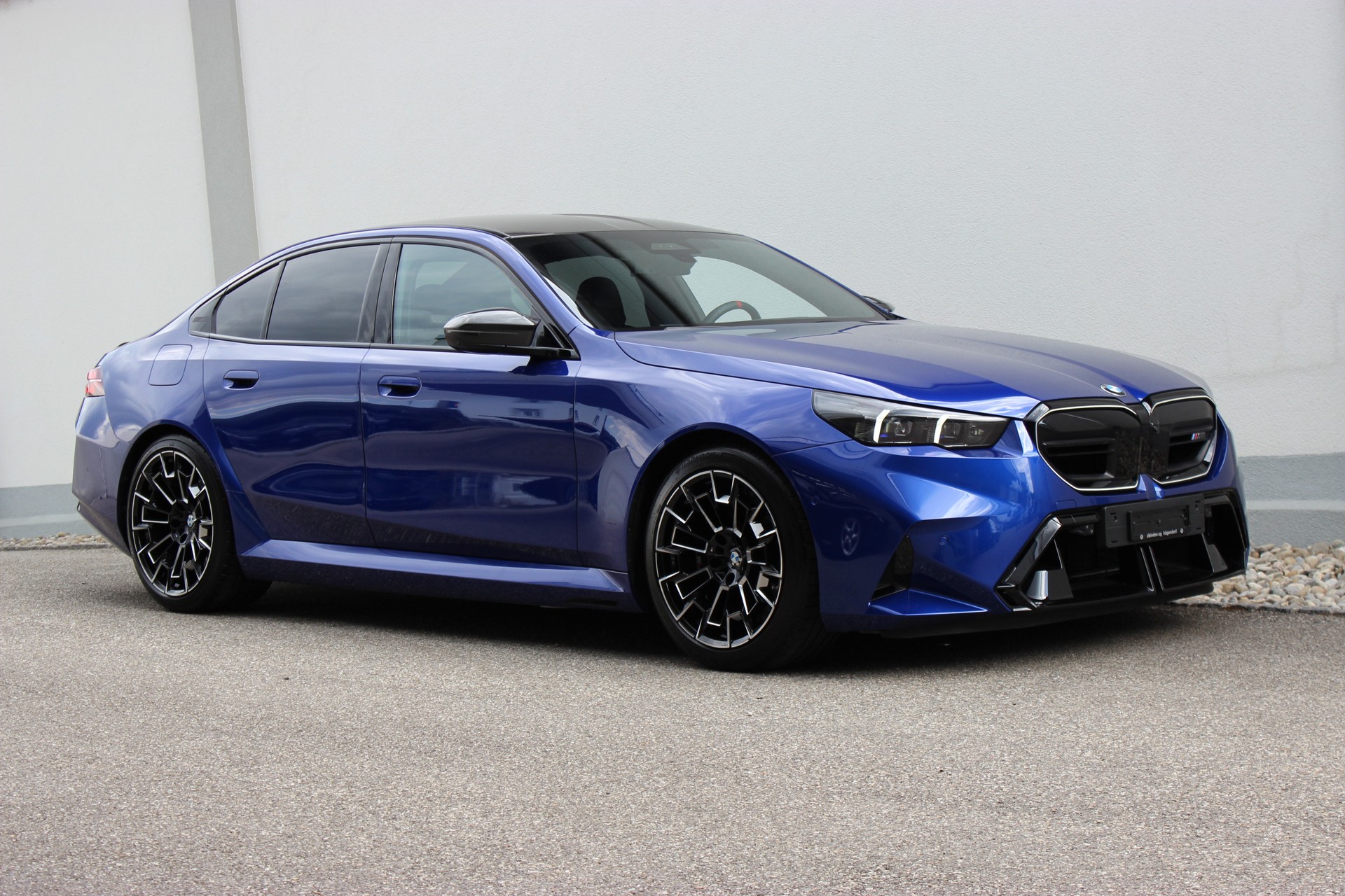 BMW M5 xDrive *M Marina Bay Blau metallic*-image-4