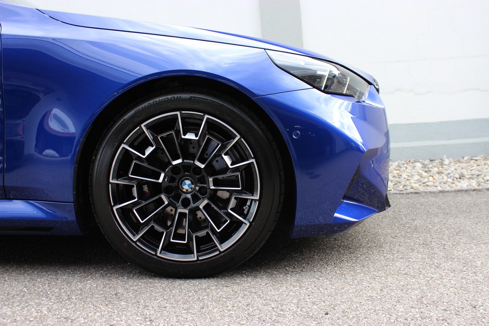 BMW M5 xDrive *M Marina Bay Blau metallic*-image-17
