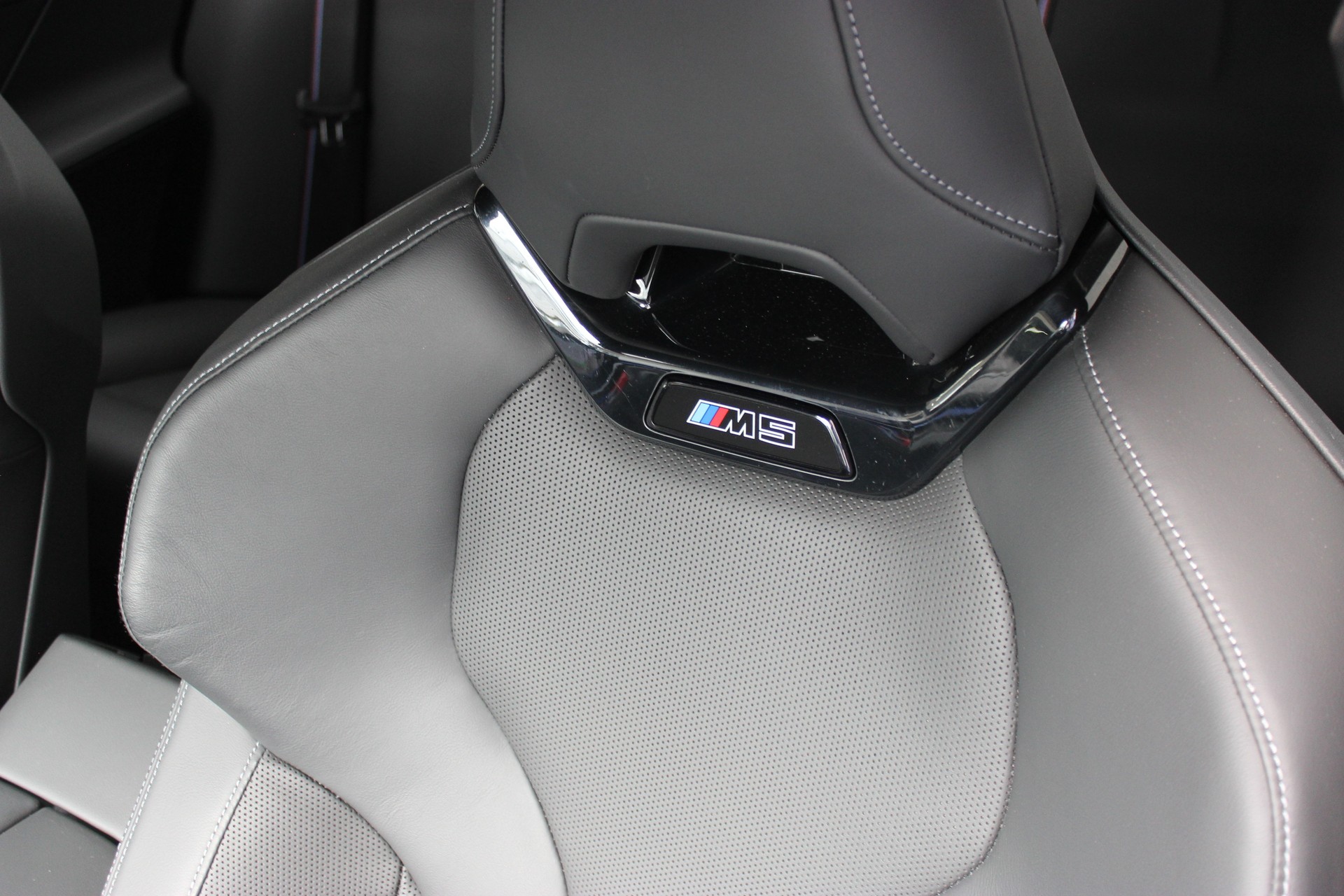 BMW M5 xDrive *M Marina Bay Blau metallic*-image-10