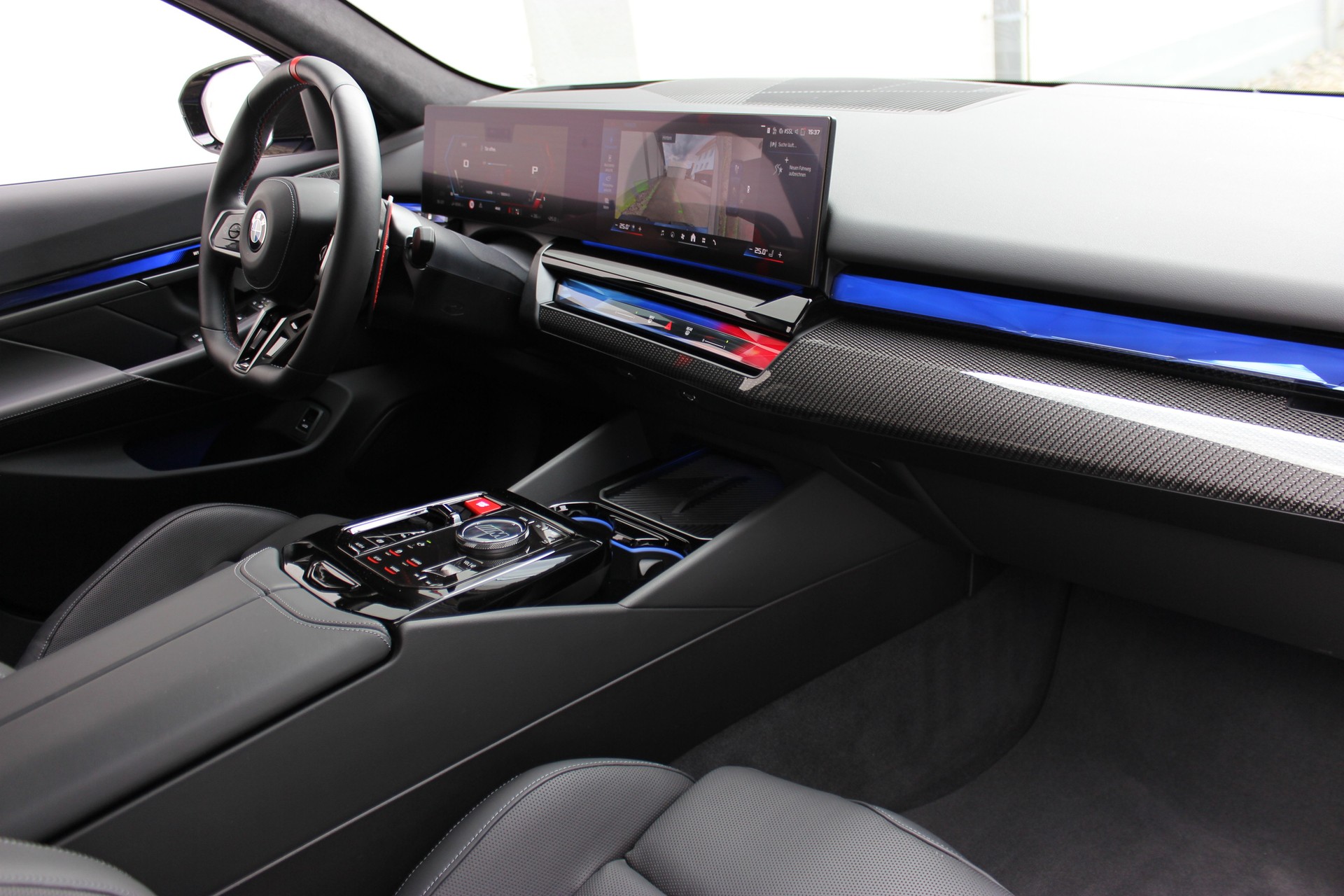 BMW M5 xDrive *M Marina Bay Blau metallic*-showroom-element-1