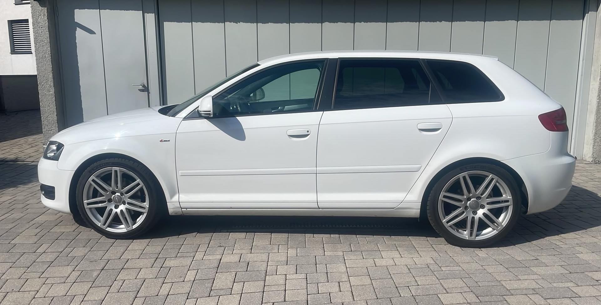 AUDI A3 Sportback 1.8 TFSI Ambition quattro-image-2