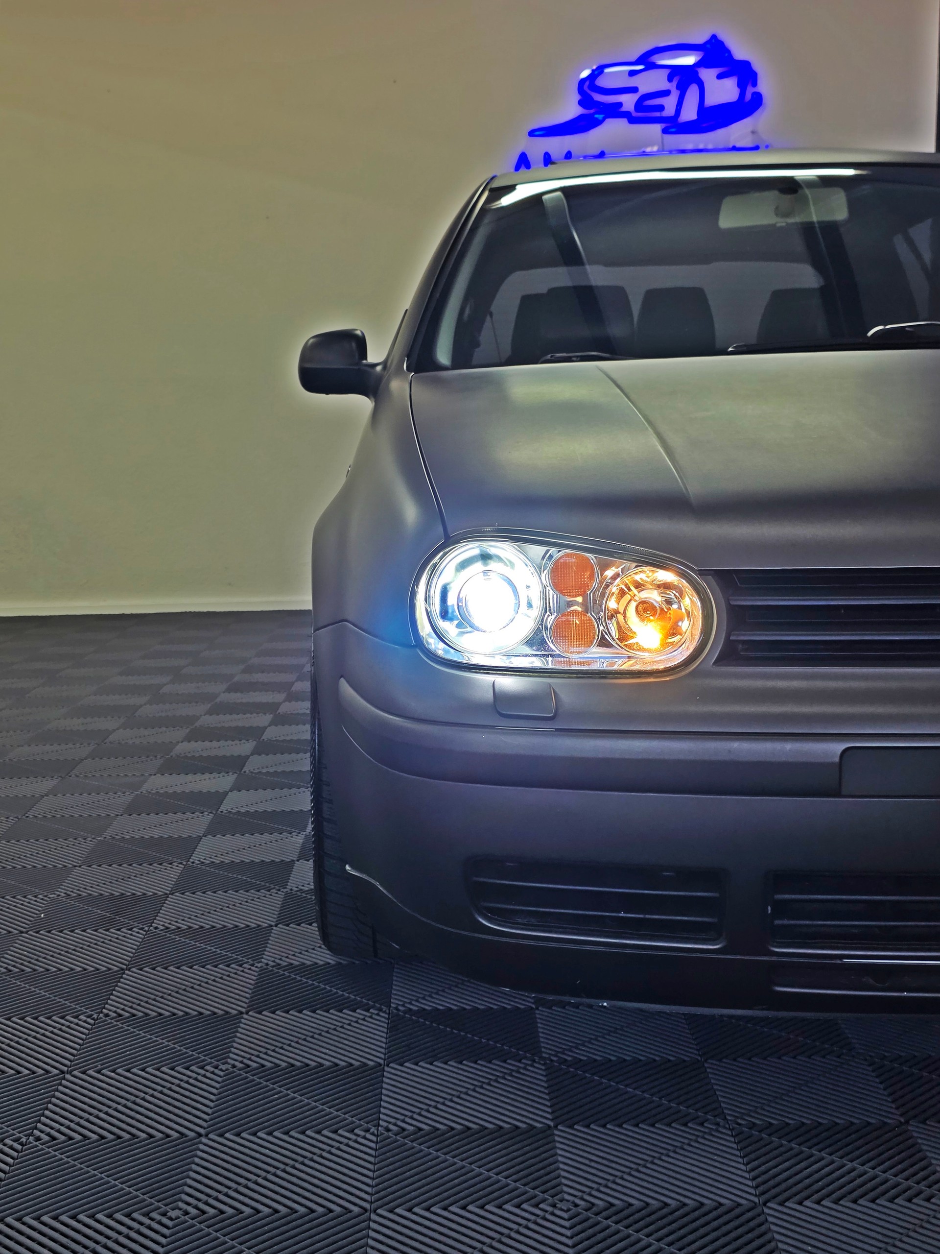 VW Golf 1.8 T GTI-showroom-element-2