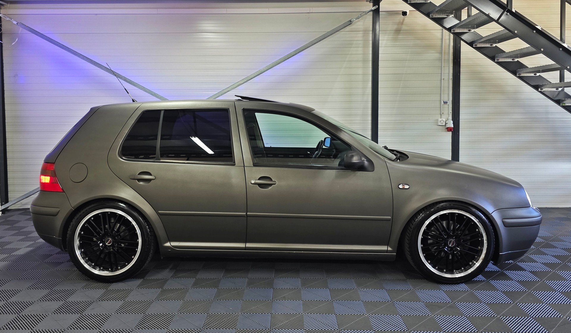 VW Golf 1.8 T GTI-showroom-element-3