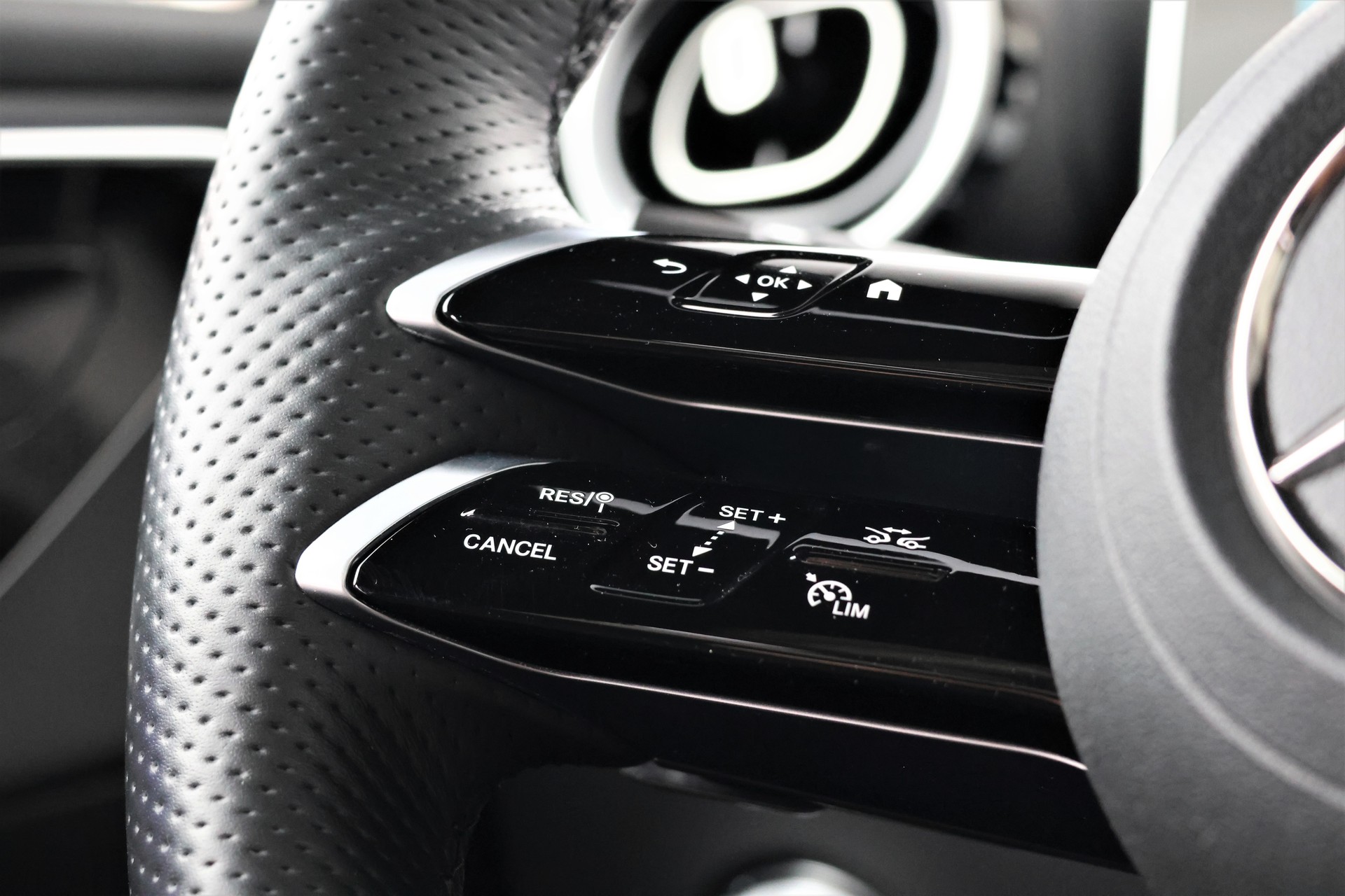 MERCEDES-BENZ GLC 300 4Matic AMG Line 9G-Tronic (CH) MSI+-image-18