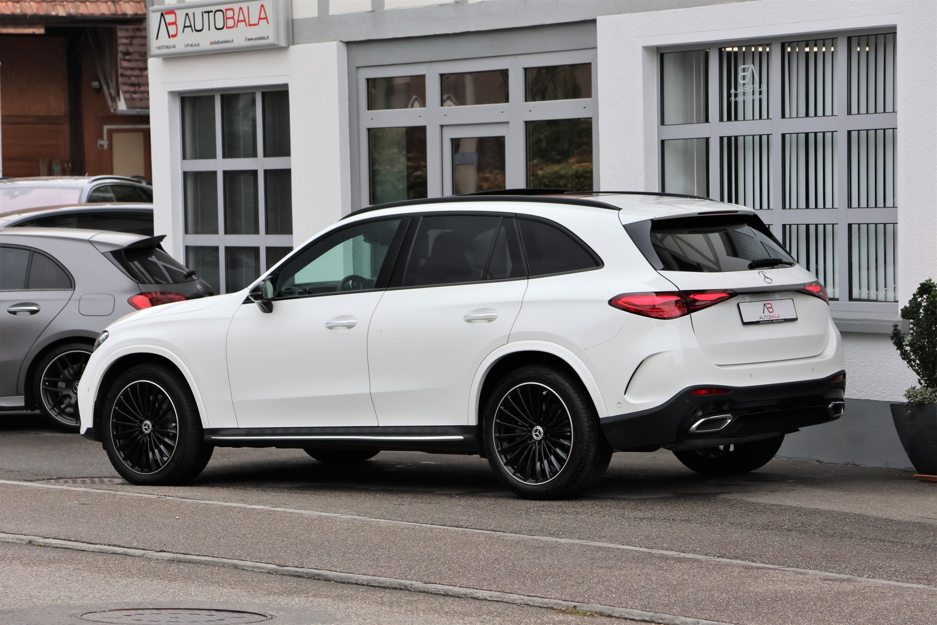 MERCEDES-BENZ GLC 300 4Matic AMG Line 9G-Tronic (CH) MSI+-image-4