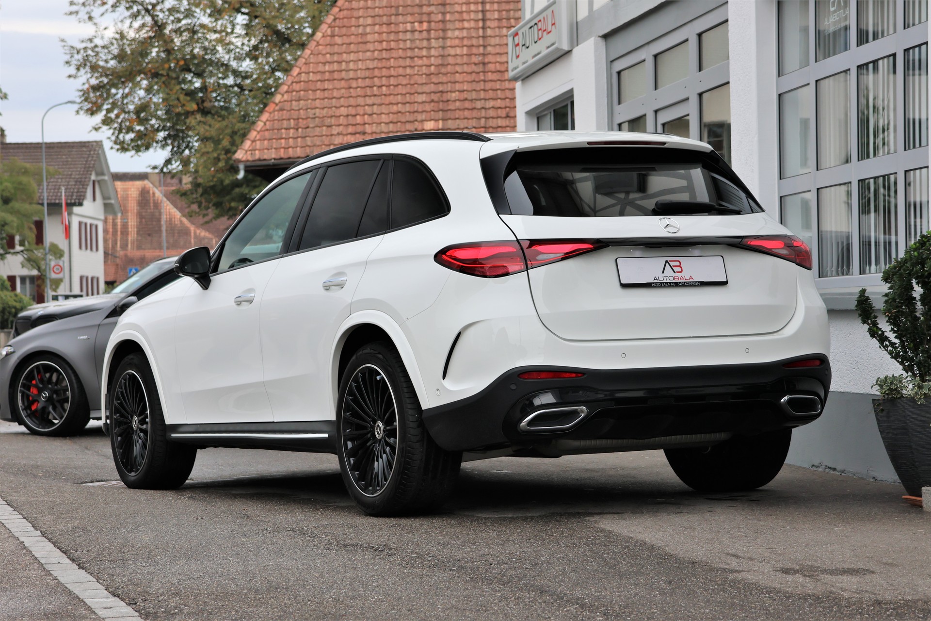 MERCEDES-BENZ GLC 300 4Matic AMG Line 9G-Tronic (CH) MSI+-showroom-element-2