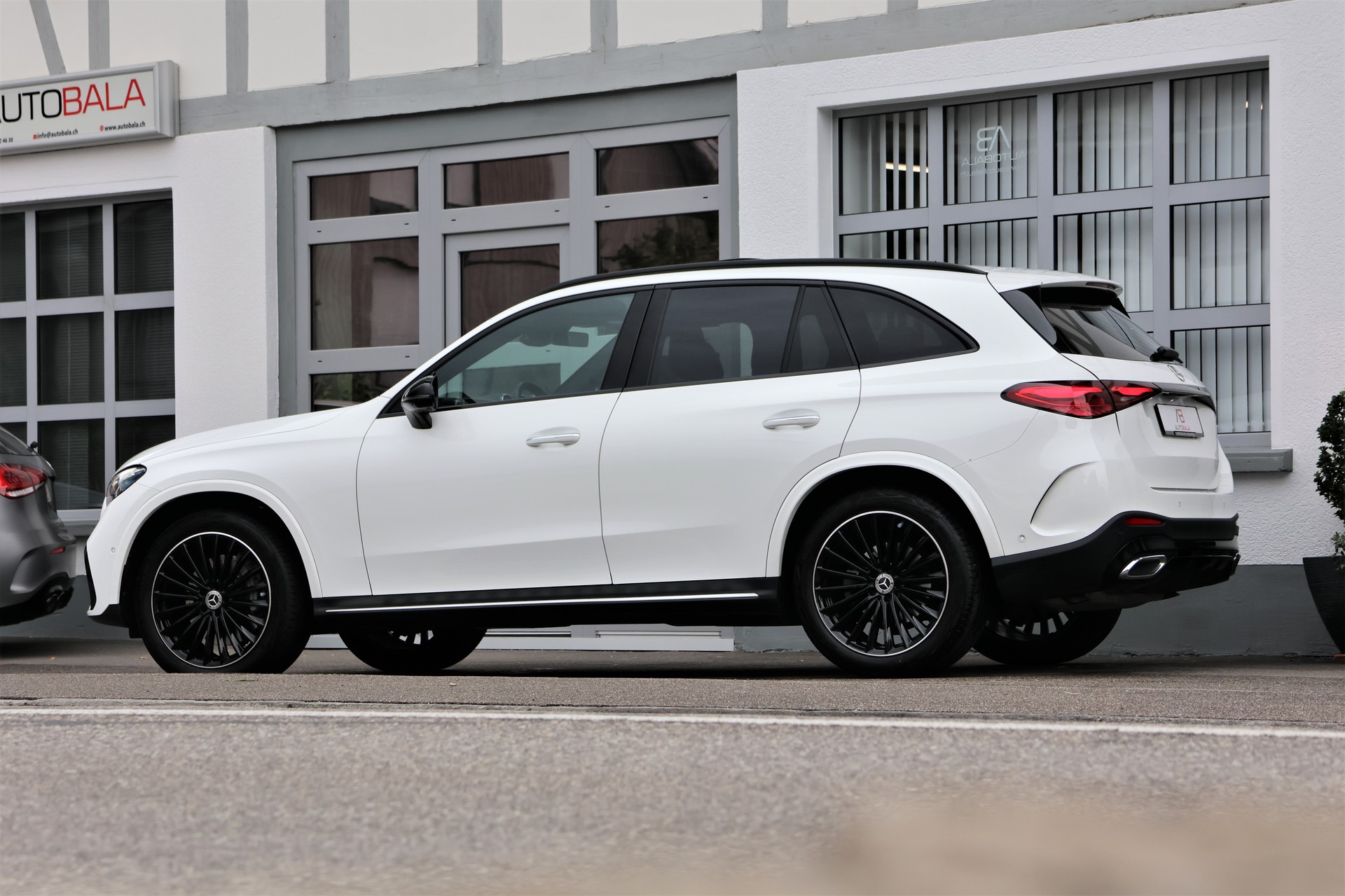 MERCEDES-BENZ GLC 300 4Matic AMG Line 9G-Tronic (CH) MSI+-showroom-element-3