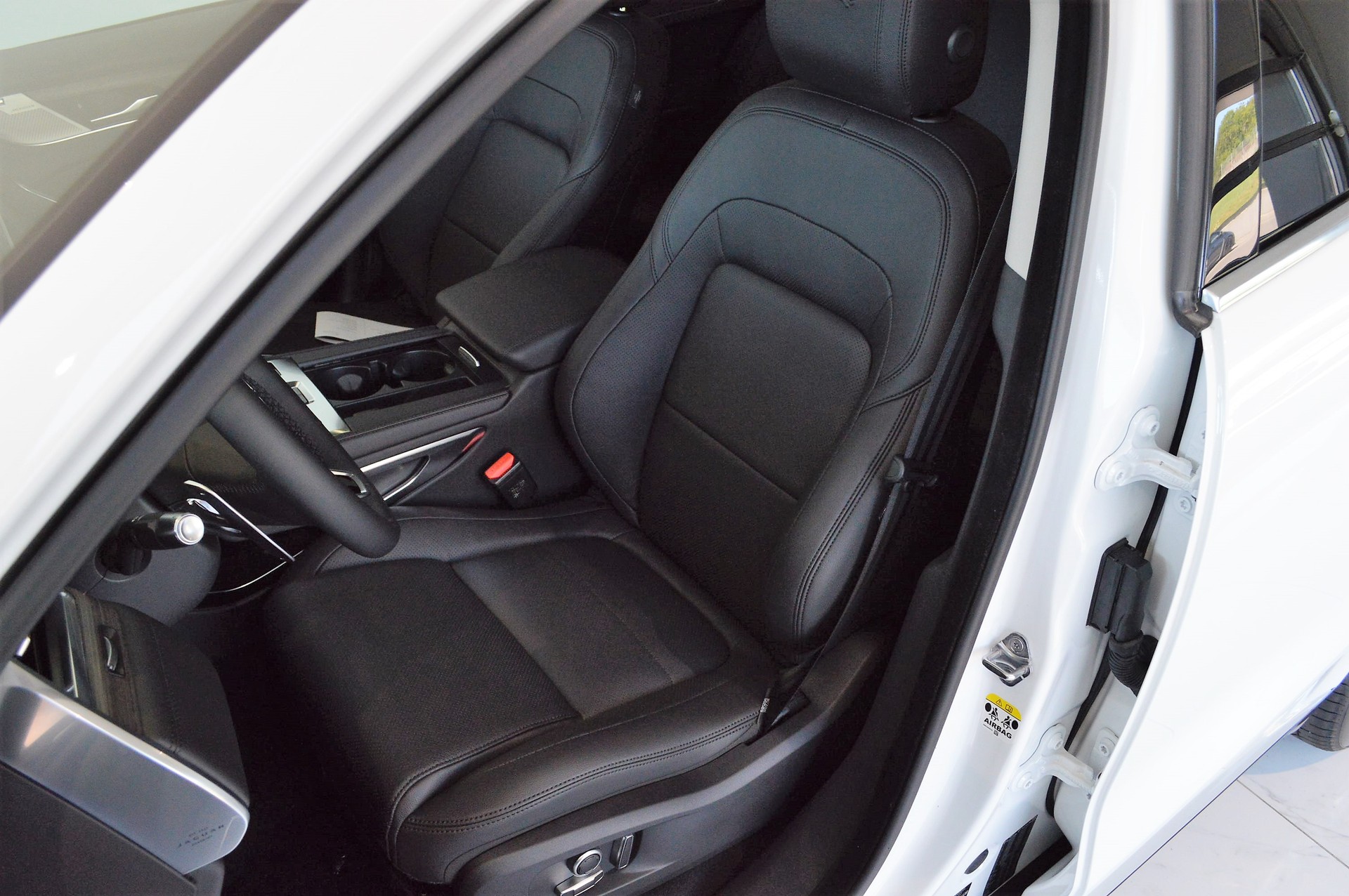 JAGUAR F-Pace 2.0 P250 SE AWD-image-5