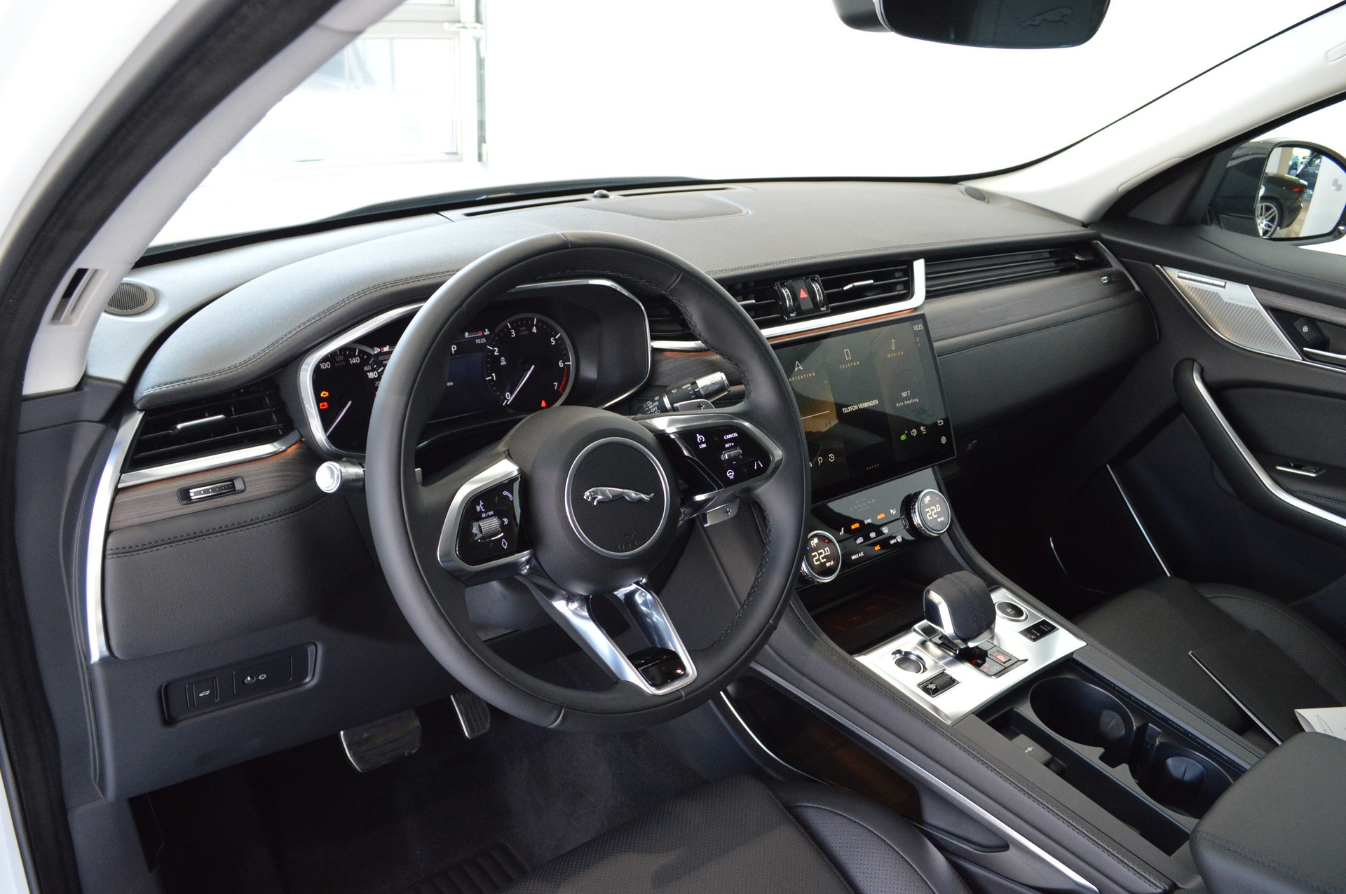 JAGUAR F-Pace 2.0 P250 SE AWD-image-4