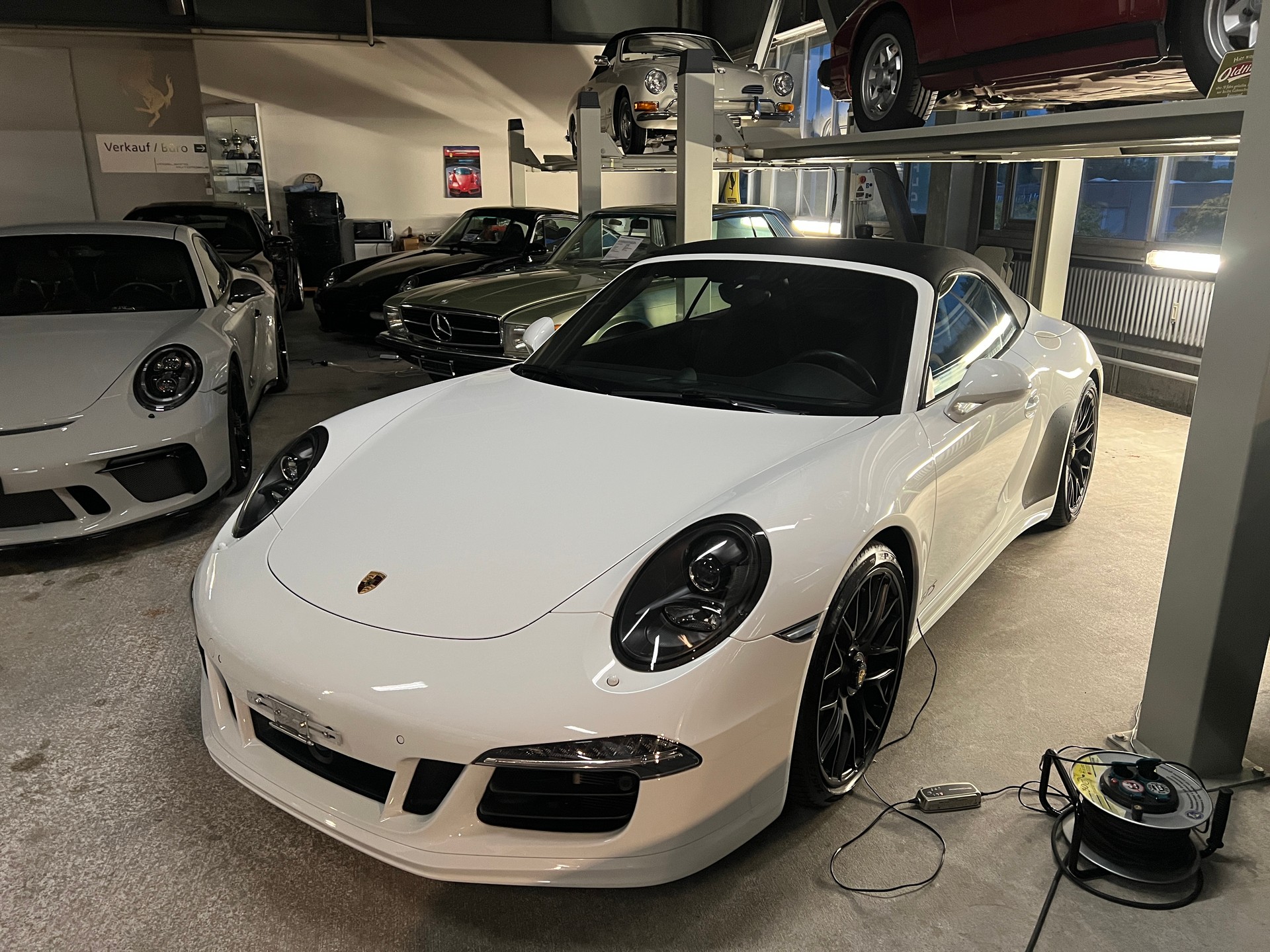 PORSCHE 911 Carrera 4 GTS Cabrio-image-3