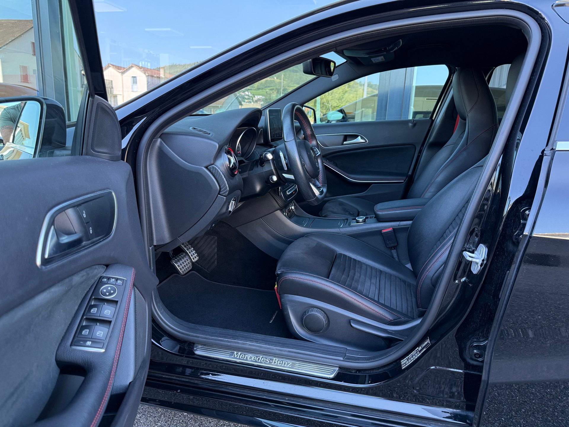 MERCEDES-BENZ A 250 Sport-image-11