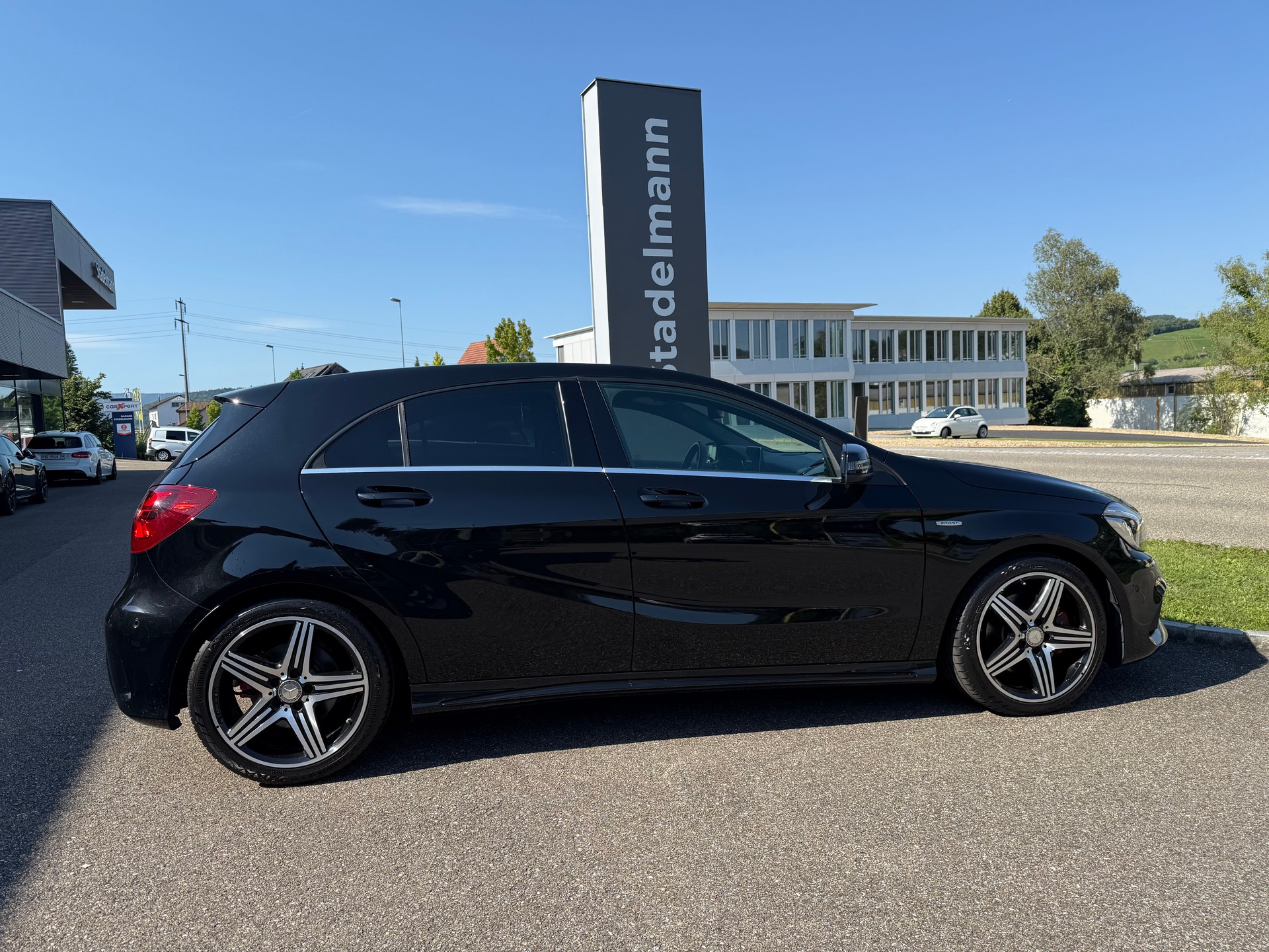 MERCEDES-BENZ A 250 Sport-showroom-element-2