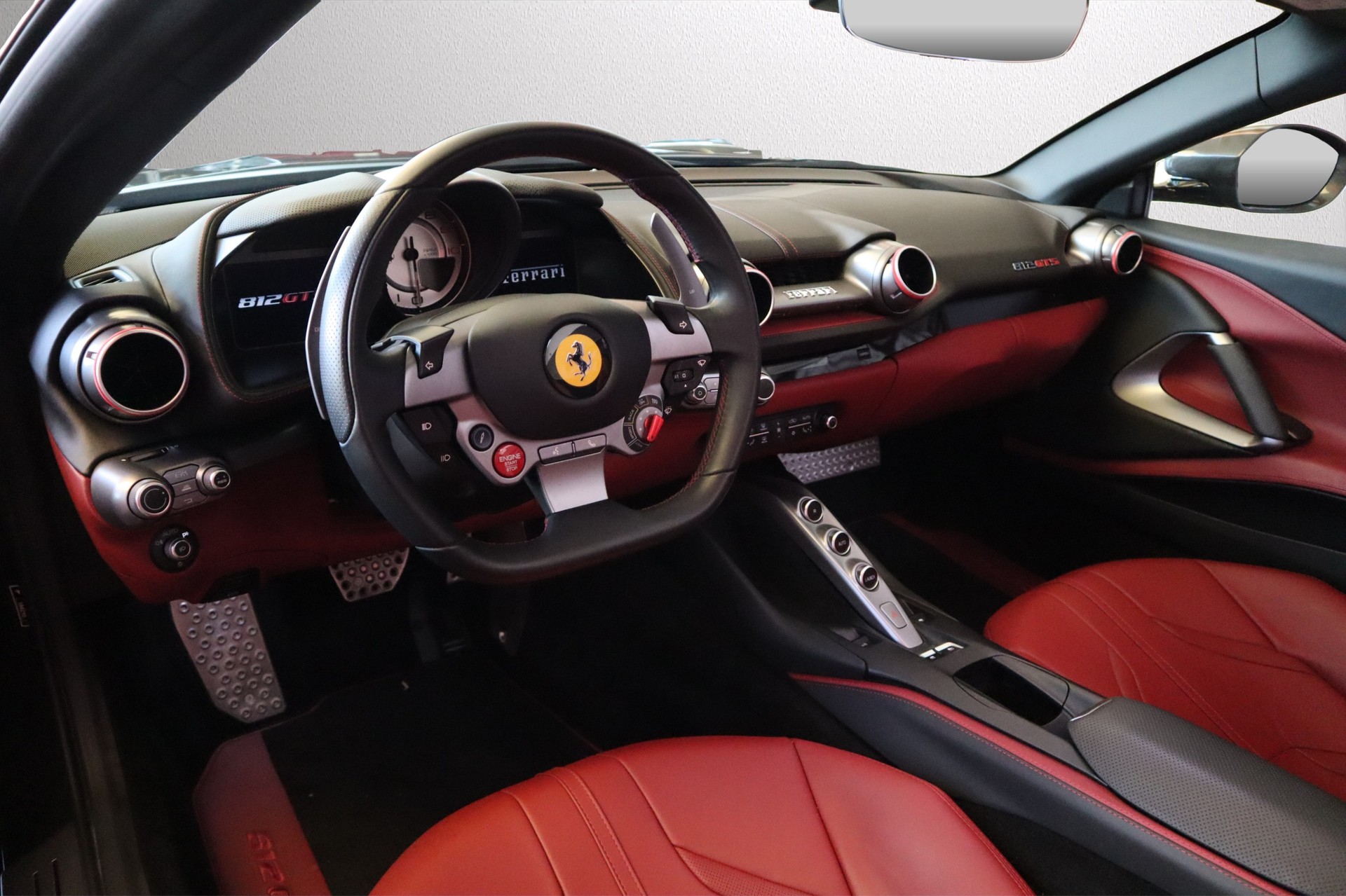 FERRARI 812 GTS-showroom-element-2