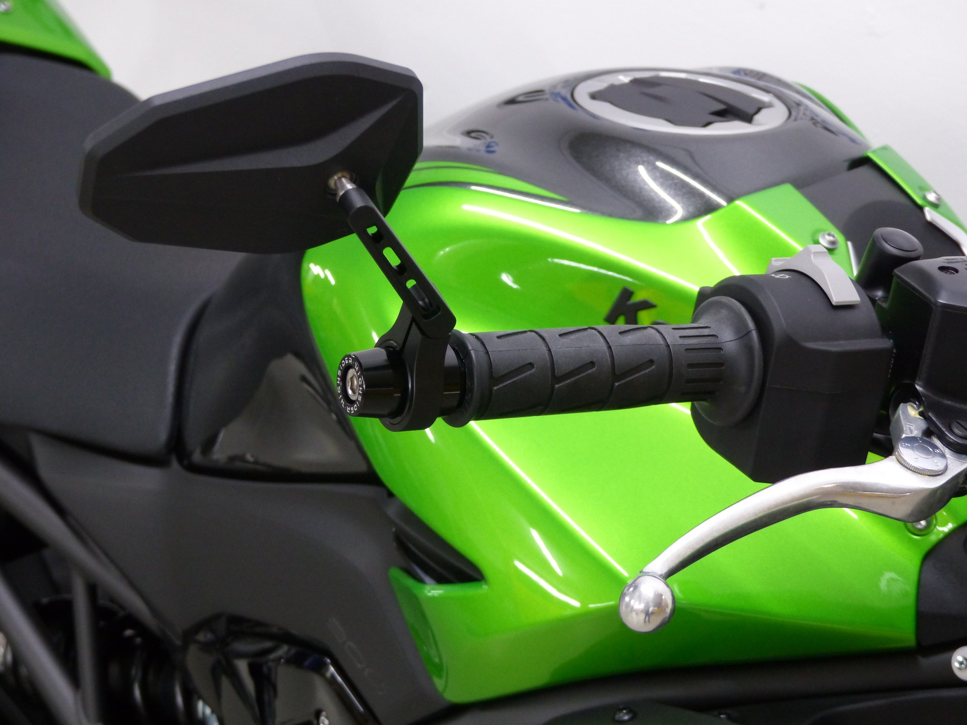 KAWASAKI Z 900 ABS 35kW MY26 mit Zubehör-showroom-element-3