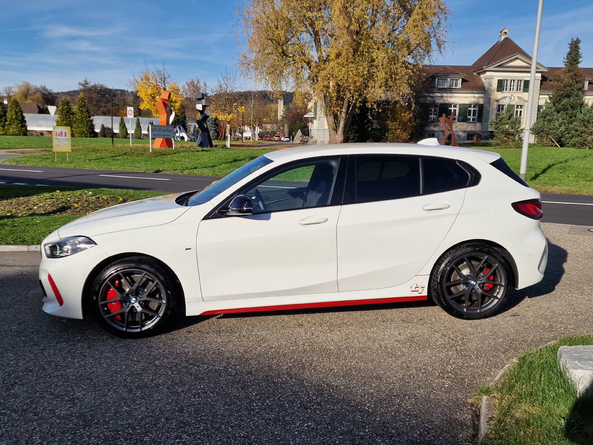 BMW 128ti-showroom-element-3