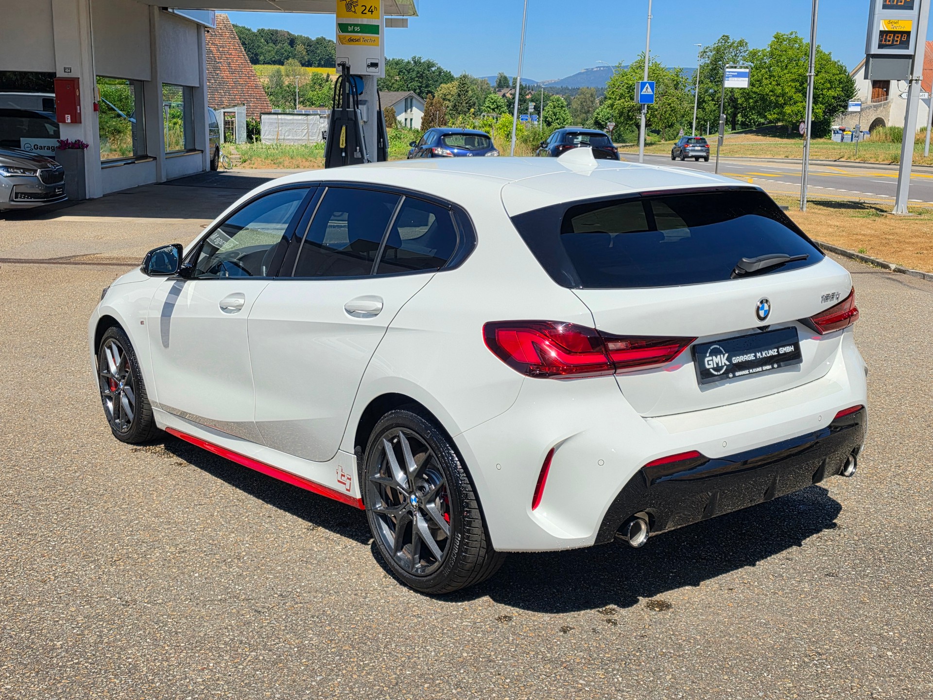 BMW 128ti-showroom-element-3
