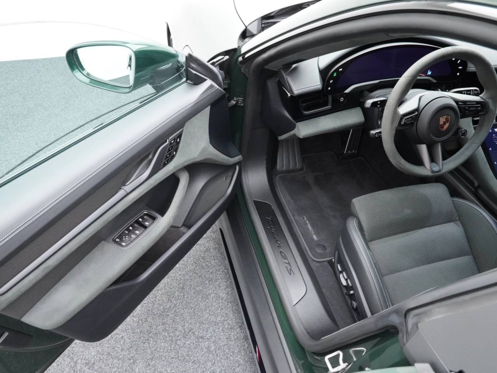 PORSCHE Taycan GTS Sport Turismo-showroom-element-3