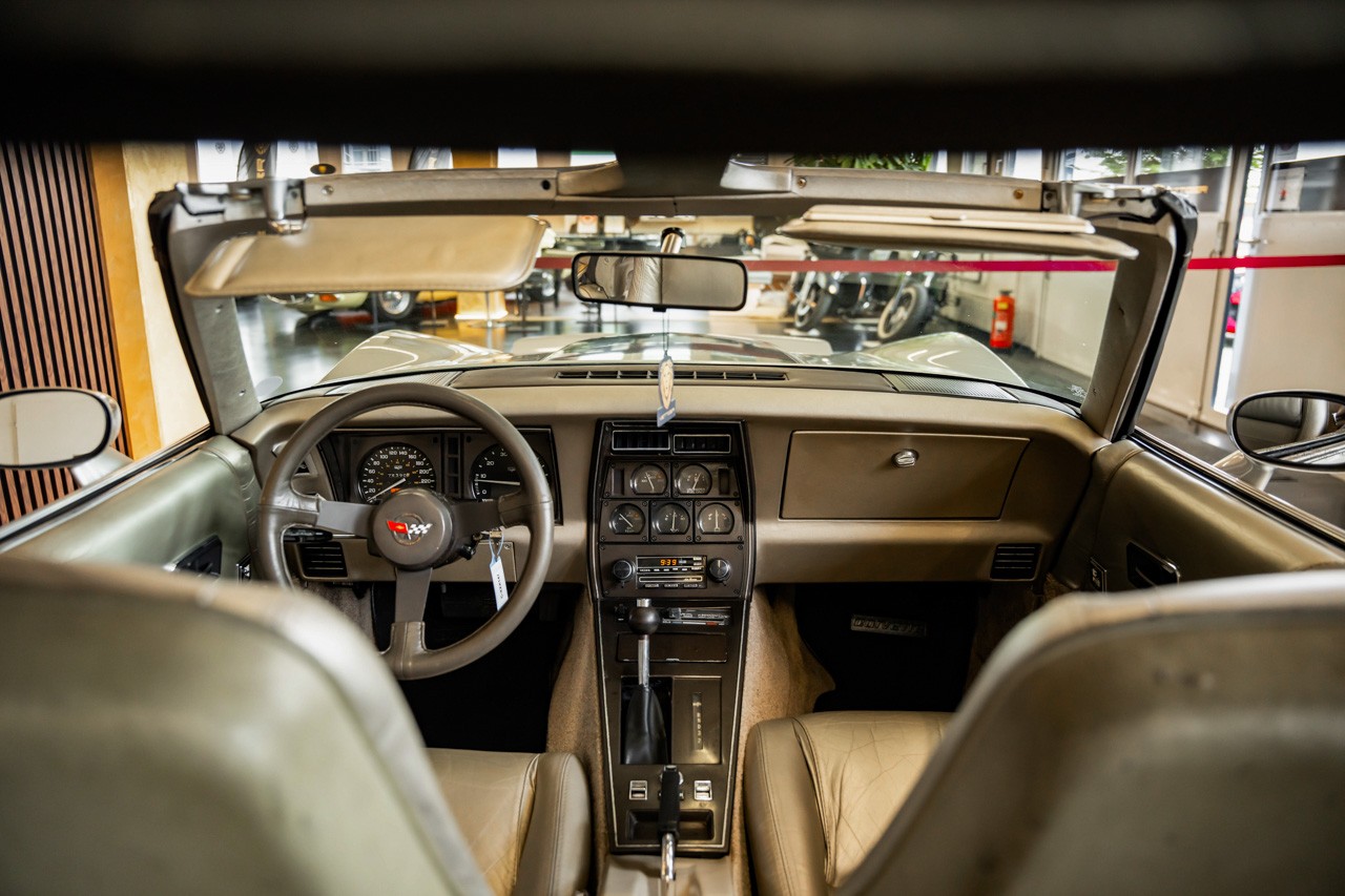CHEVROLET CORVETTE C3 Collector Edition-image-13