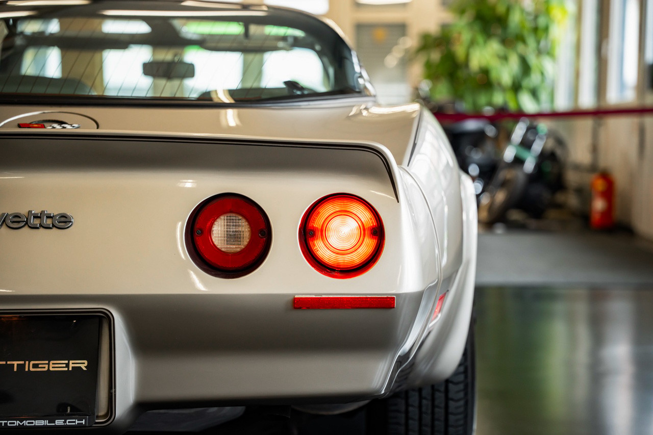 CHEVROLET CORVETTE C3 Collector Edition-image-10
