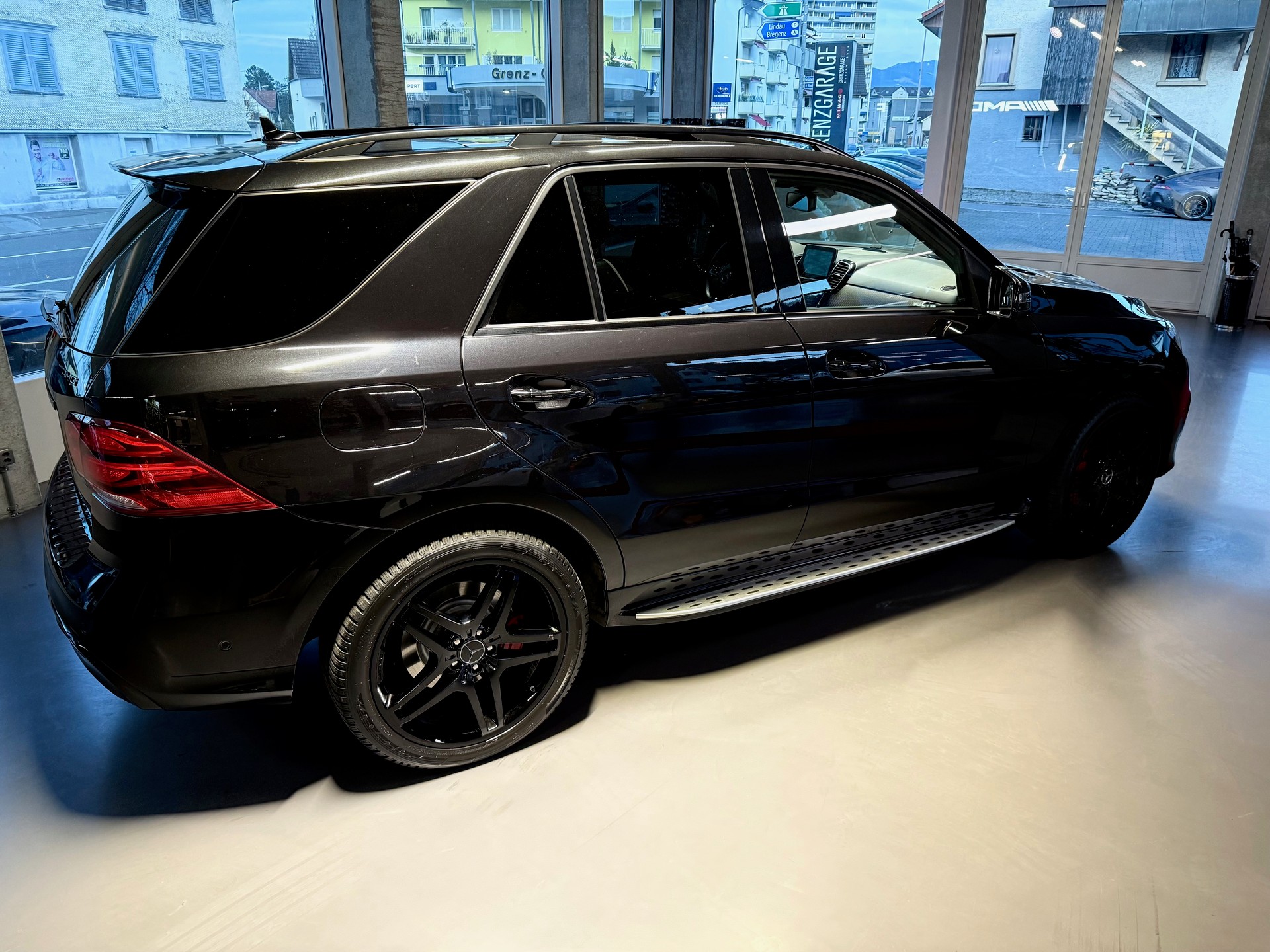MERCEDES-BENZ GLE 500 4Matic 9G-Tronic-showroom-element-3
