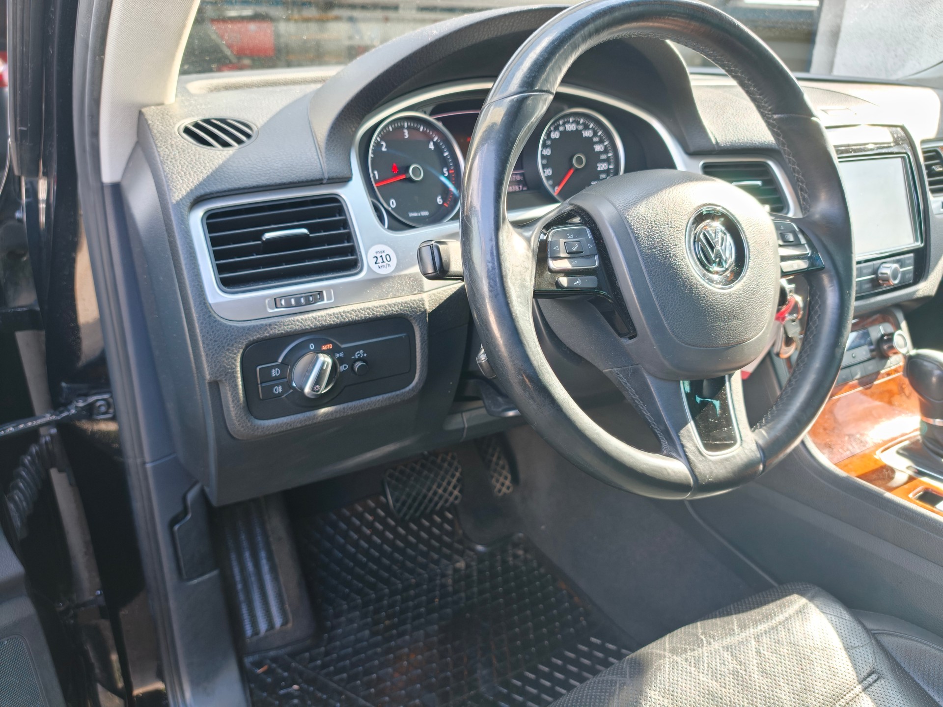 VW Touareg 3.0 TDI BlueMotion Technology Tiptronic-image-9