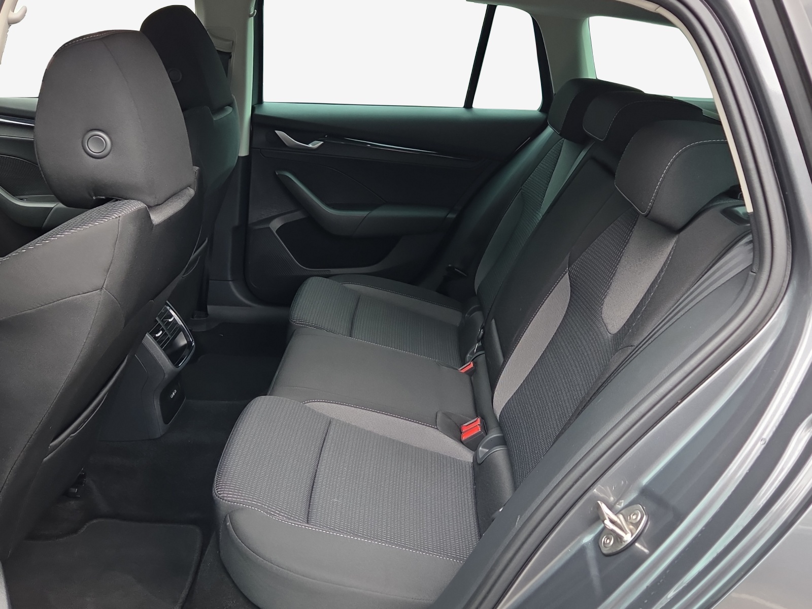 SKODA Octavia Combi 2.0 TDI DSG Selection-image-11