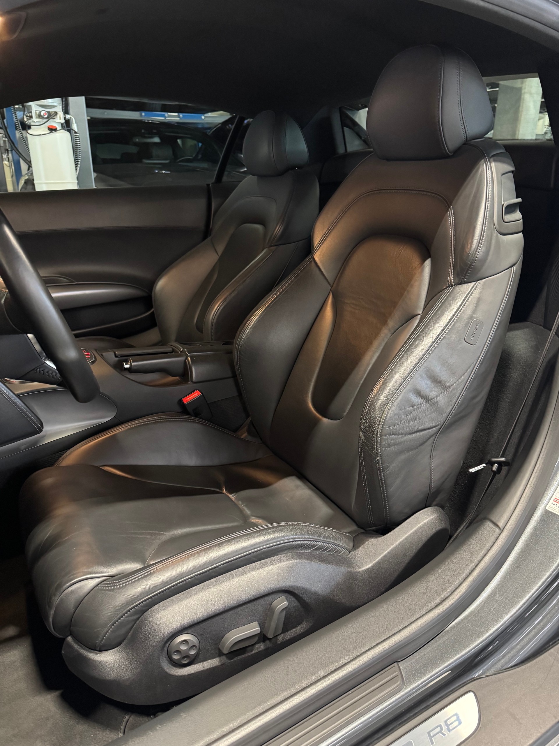 AUDI R8 Coupé 4.2 *Manual gearbox!*-image-11