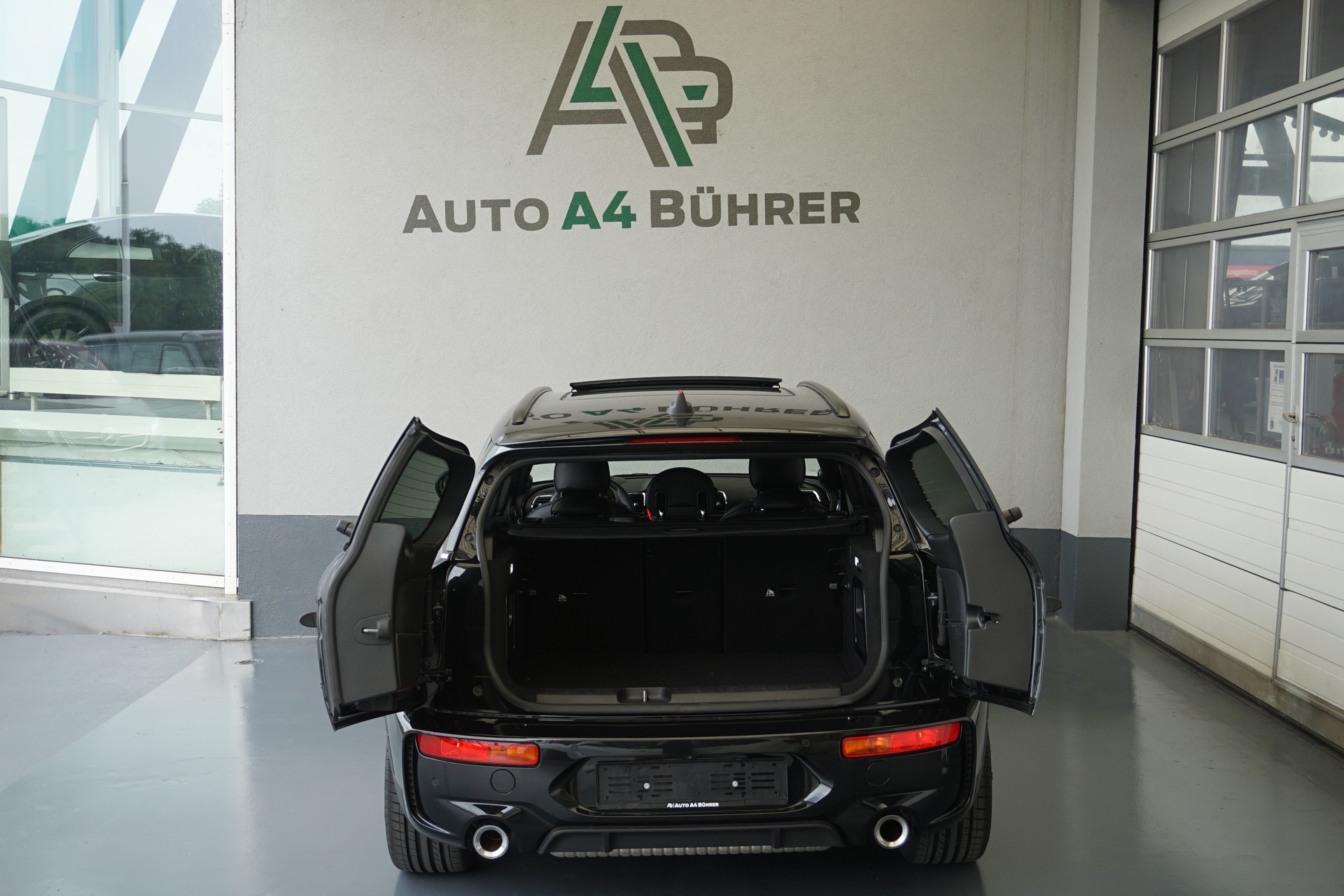 MINI Clubman Cooper JCW ALL4 306PS Automat-image-13