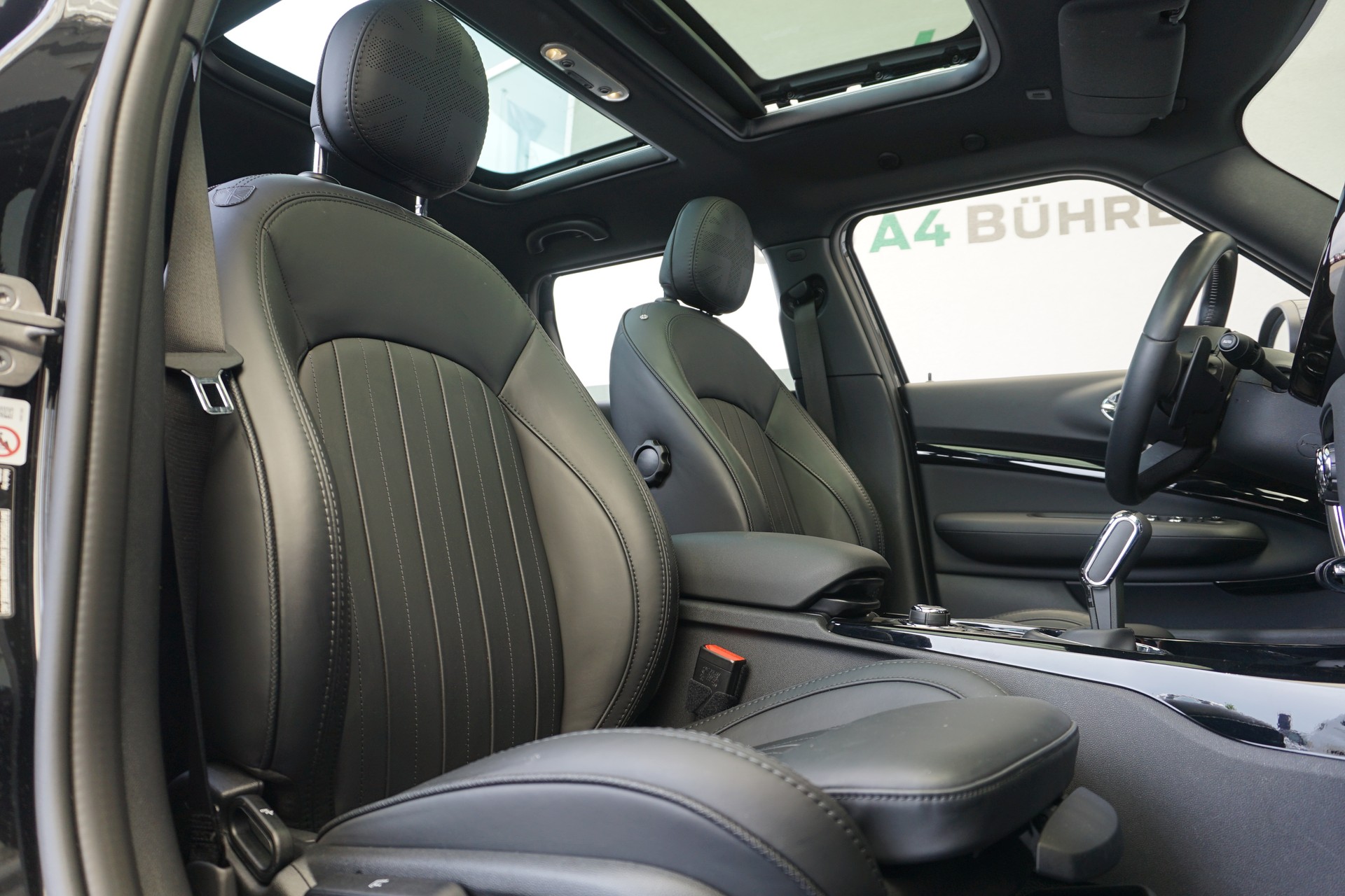 MINI Clubman Cooper JCW ALL4 306PS Automat-image-24