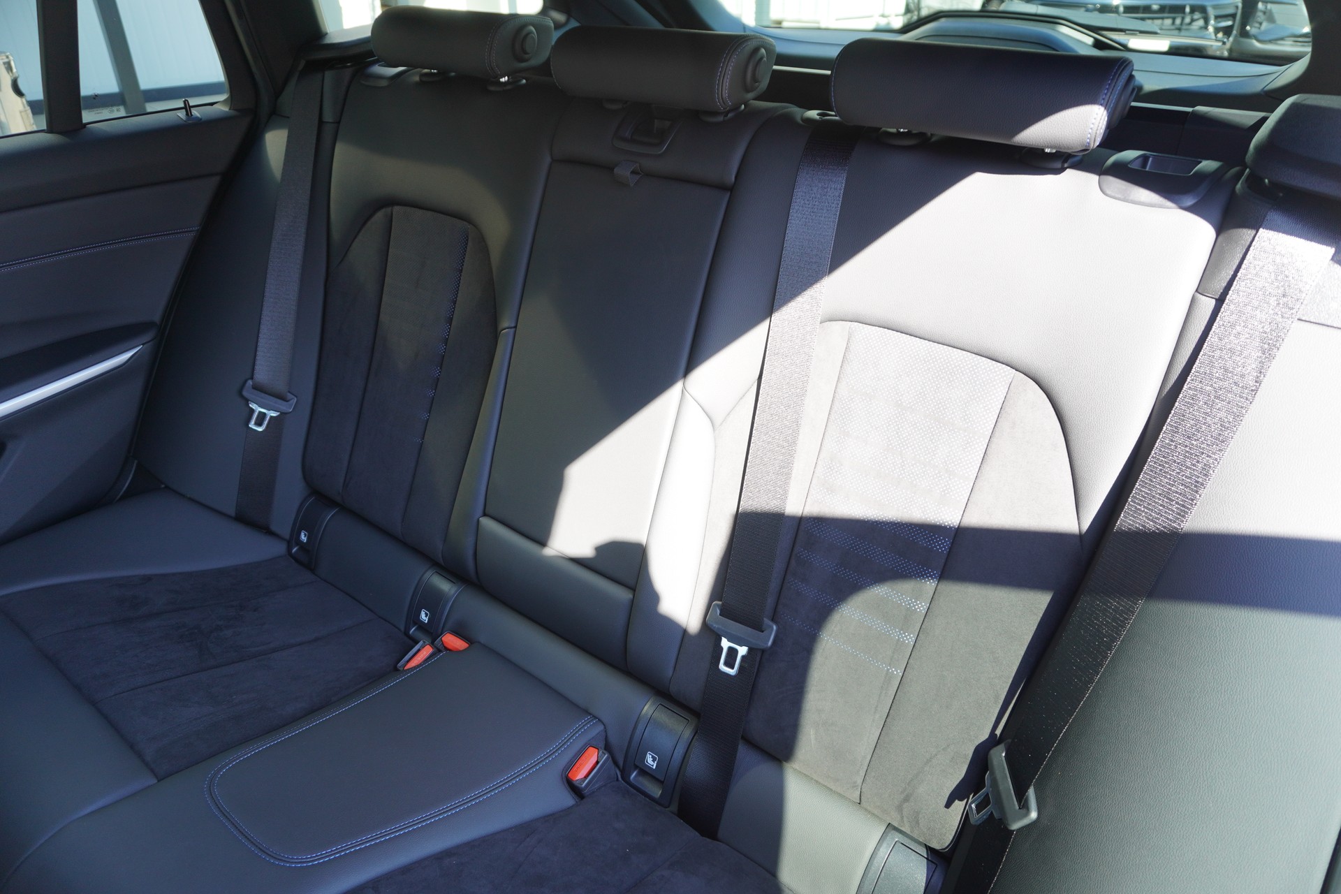 BMW 320d xDrive 48V Touring Steptronic M Sport-image-13