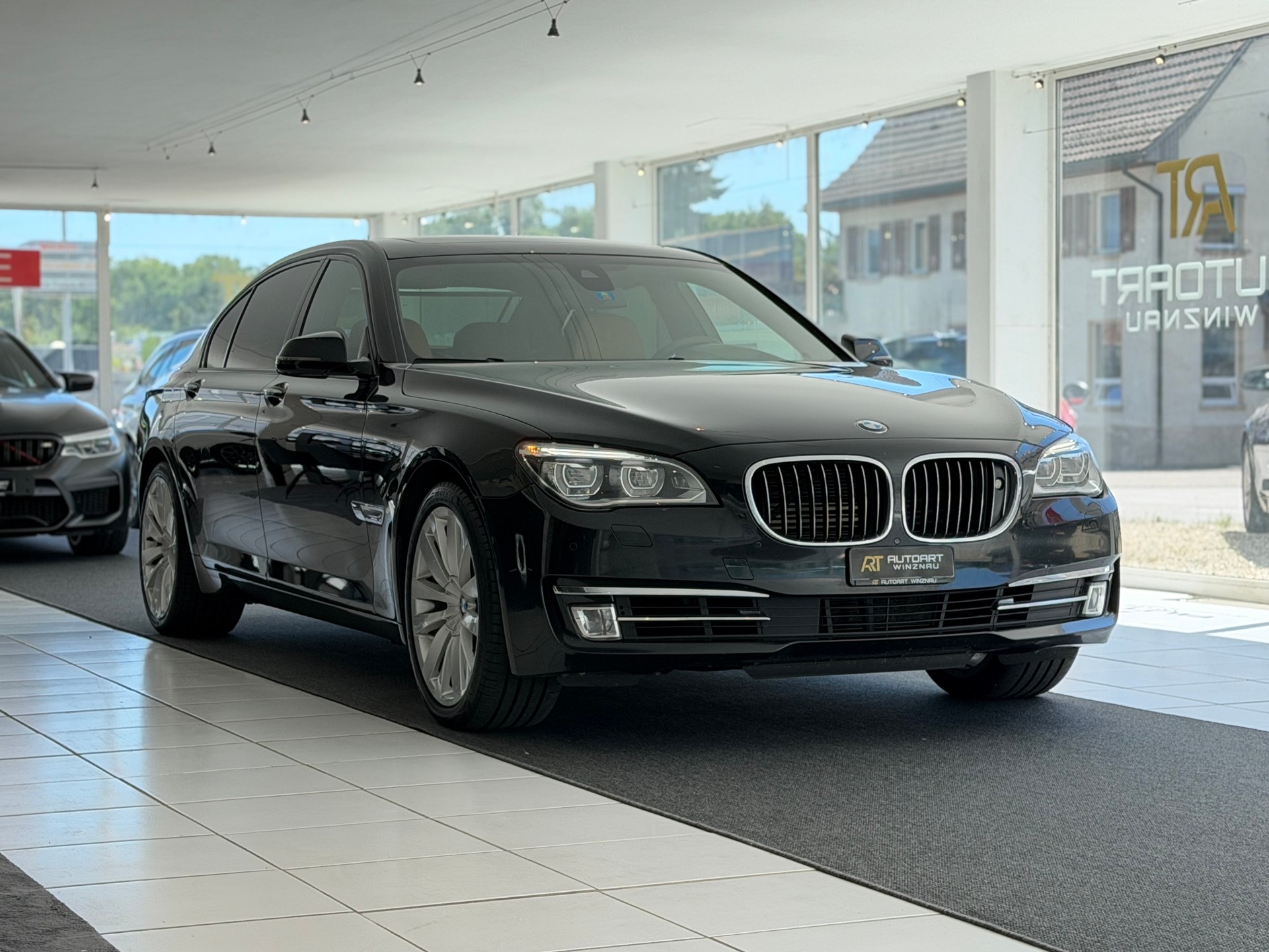 BMW 750Li xDrive individual **Vollausstattung**Frisch ab MFK**-showroom-element-2