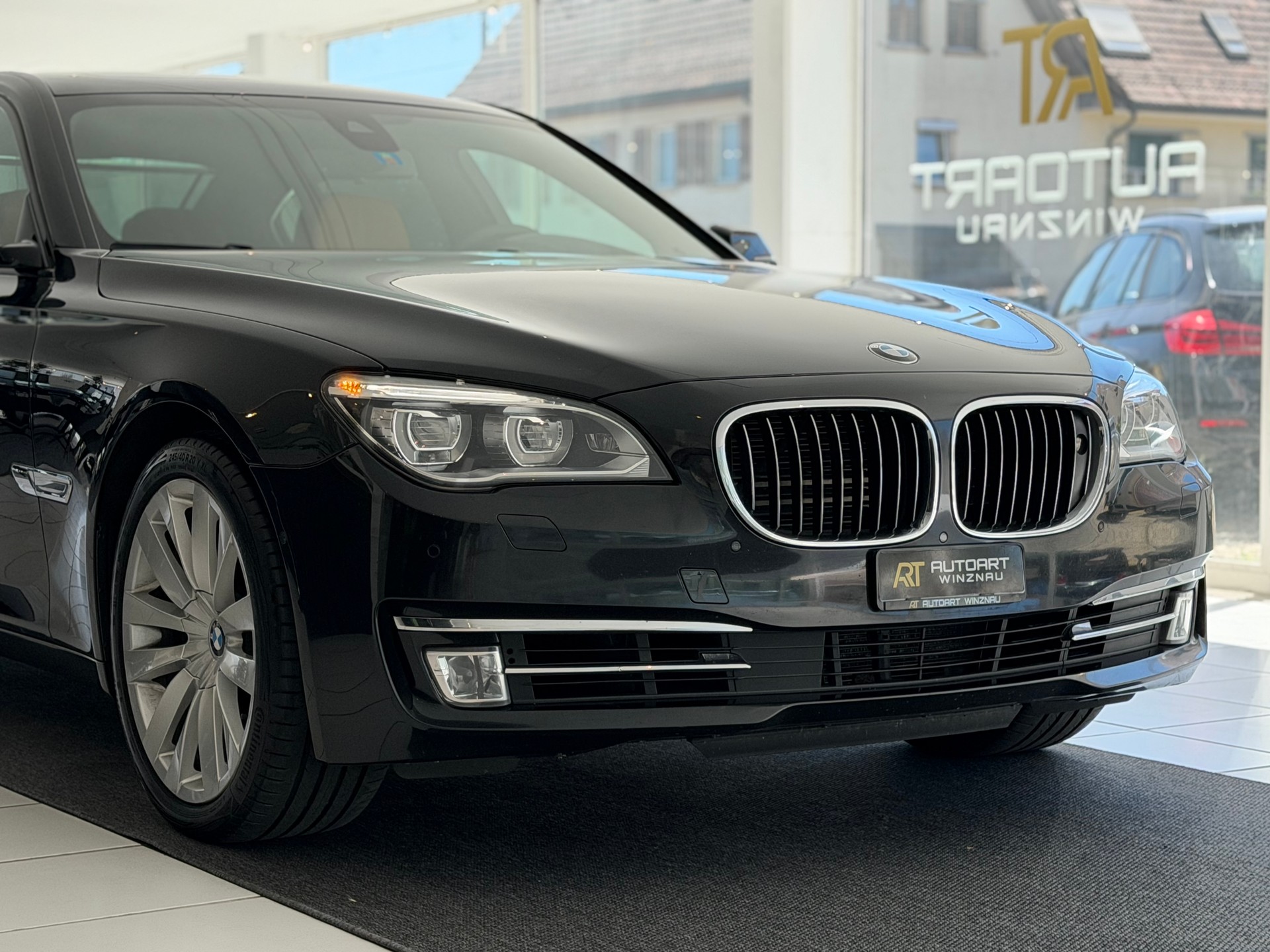 BMW 750Li xDrive individual **Vollausstattung**Frisch ab MFK**-showroom-element-3