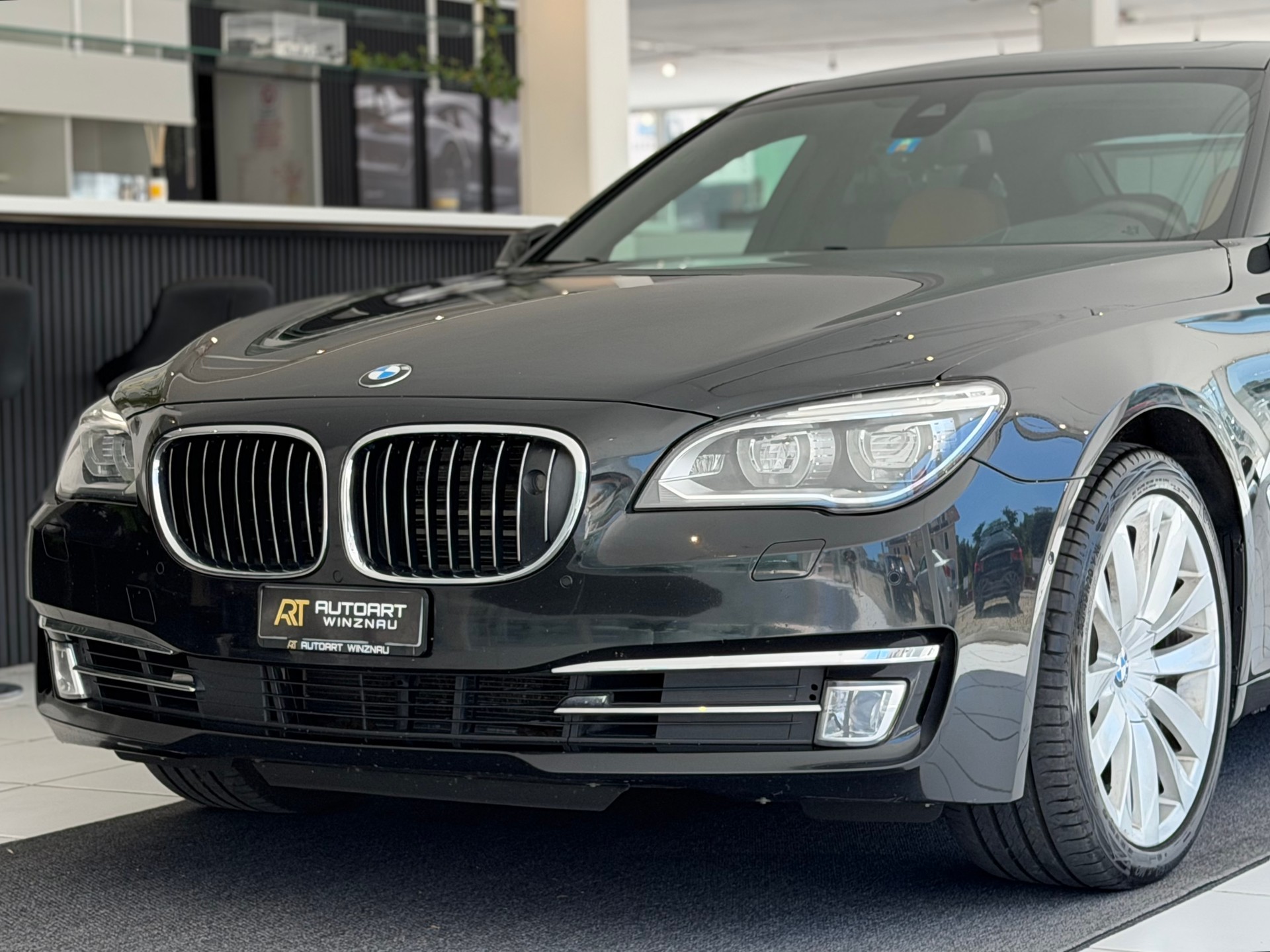 BMW 750Li xDrive individual **Vollausstattung**Frisch ab MFK**-showroom-element-1