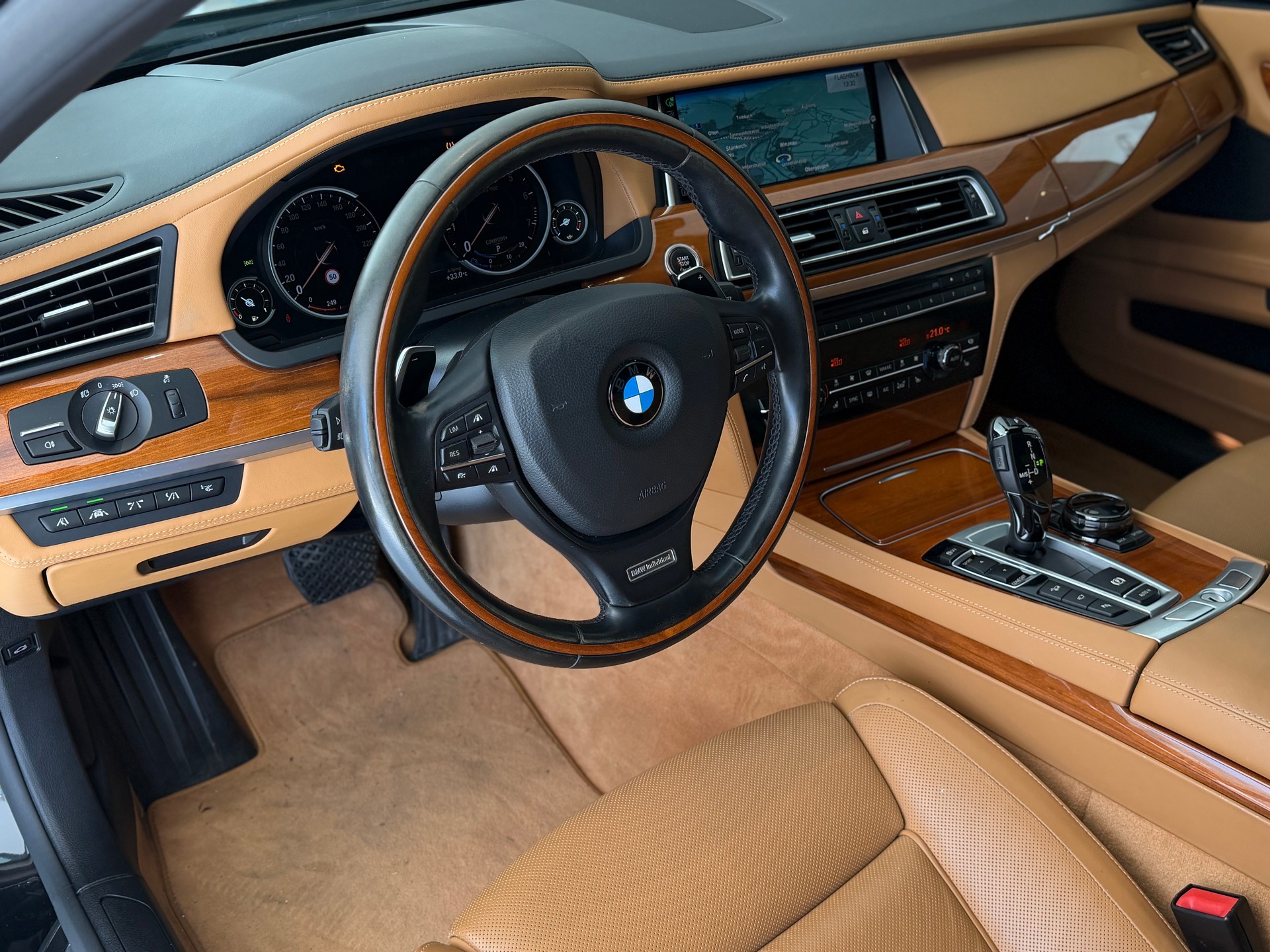 BMW 750Li xDrive individual **Vollausstattung**Frisch ab MFK**-image-12