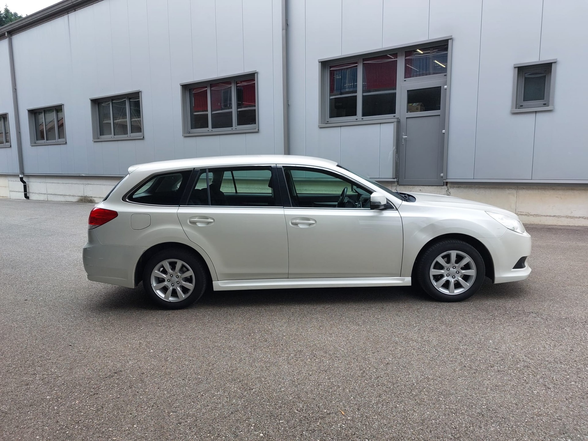 SUBARU Legacy 2.0i Swiss AWD Lineartronic-image-5
