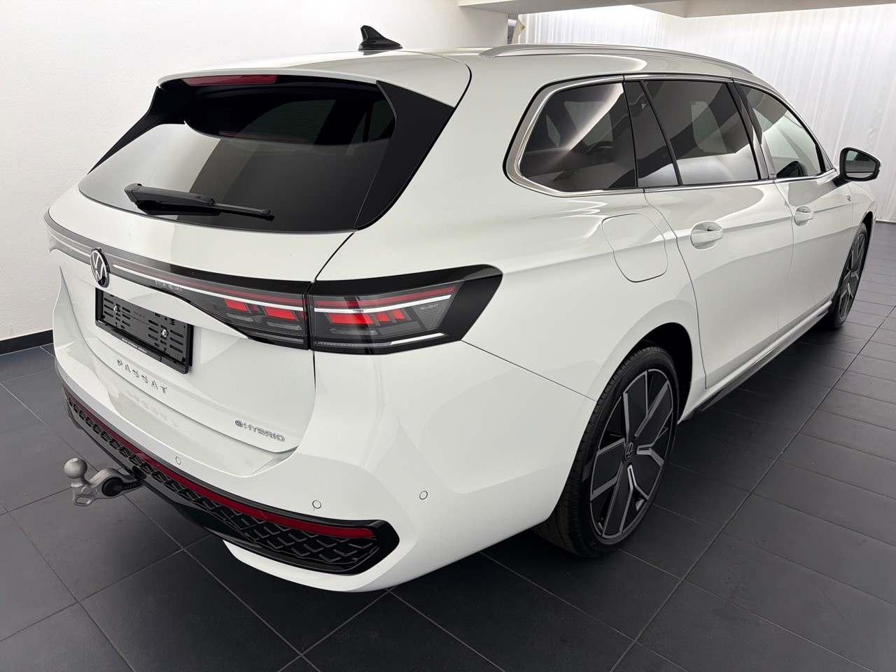VW Passat 1.5TSI PHEV R-Line-showroom-element-2