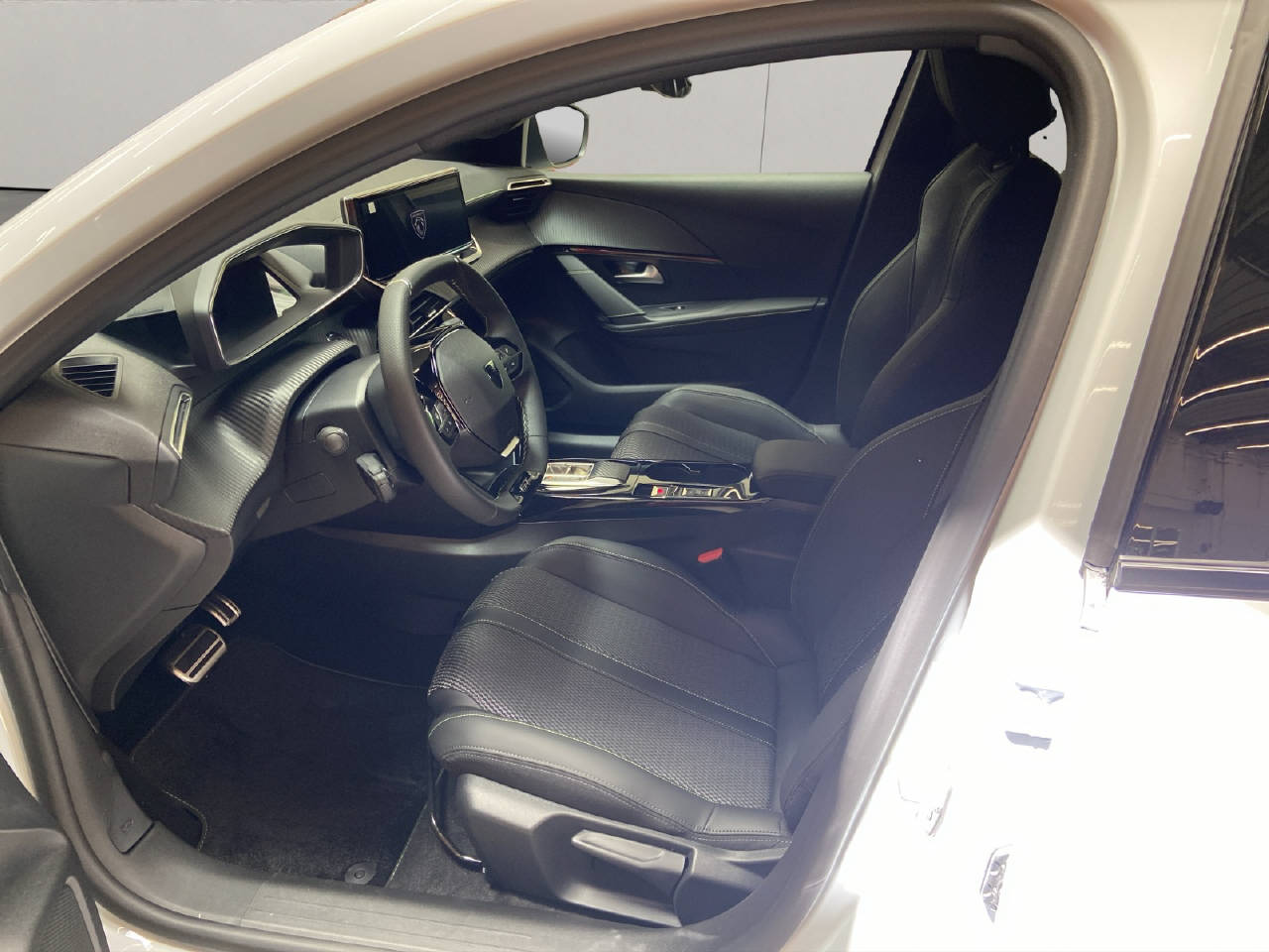 PEUGEOT 208 e-GT-image-4