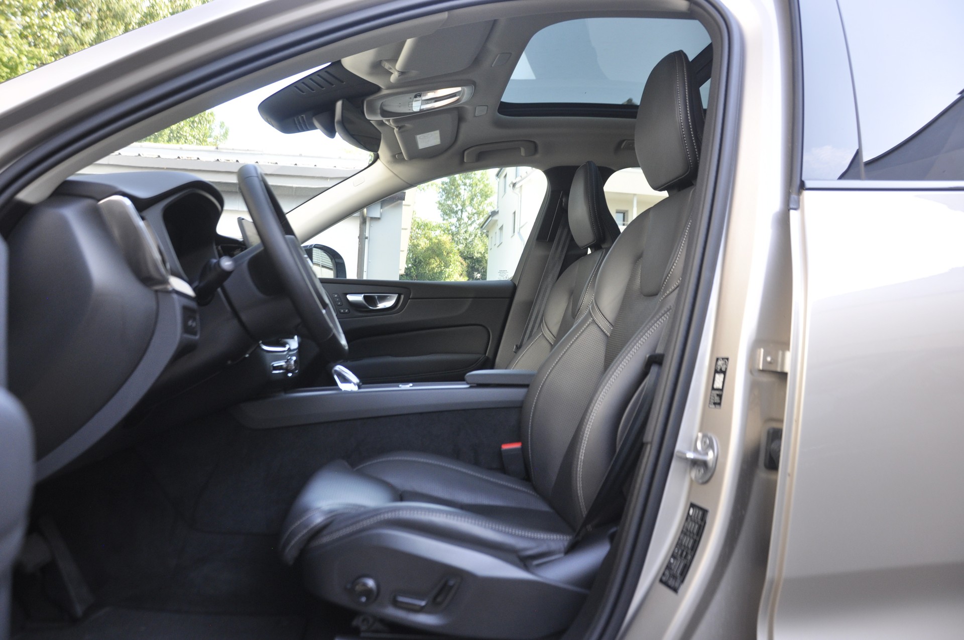 VOLVO XC60 T8 eAWD PluginHybrid Ultra Dark Geartronic I Anhängerkupplung-image-4