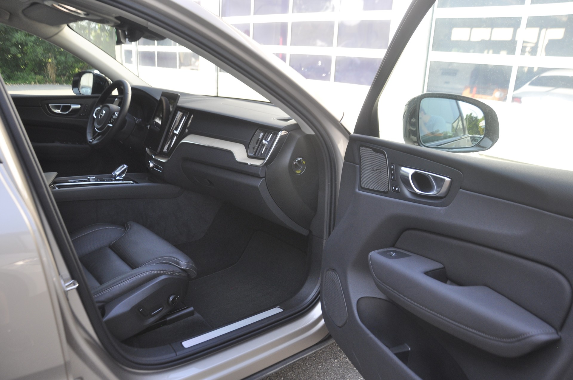 VOLVO XC60 T8 eAWD PluginHybrid Ultra Dark Geartronic I Anhängerkupplung-image-7