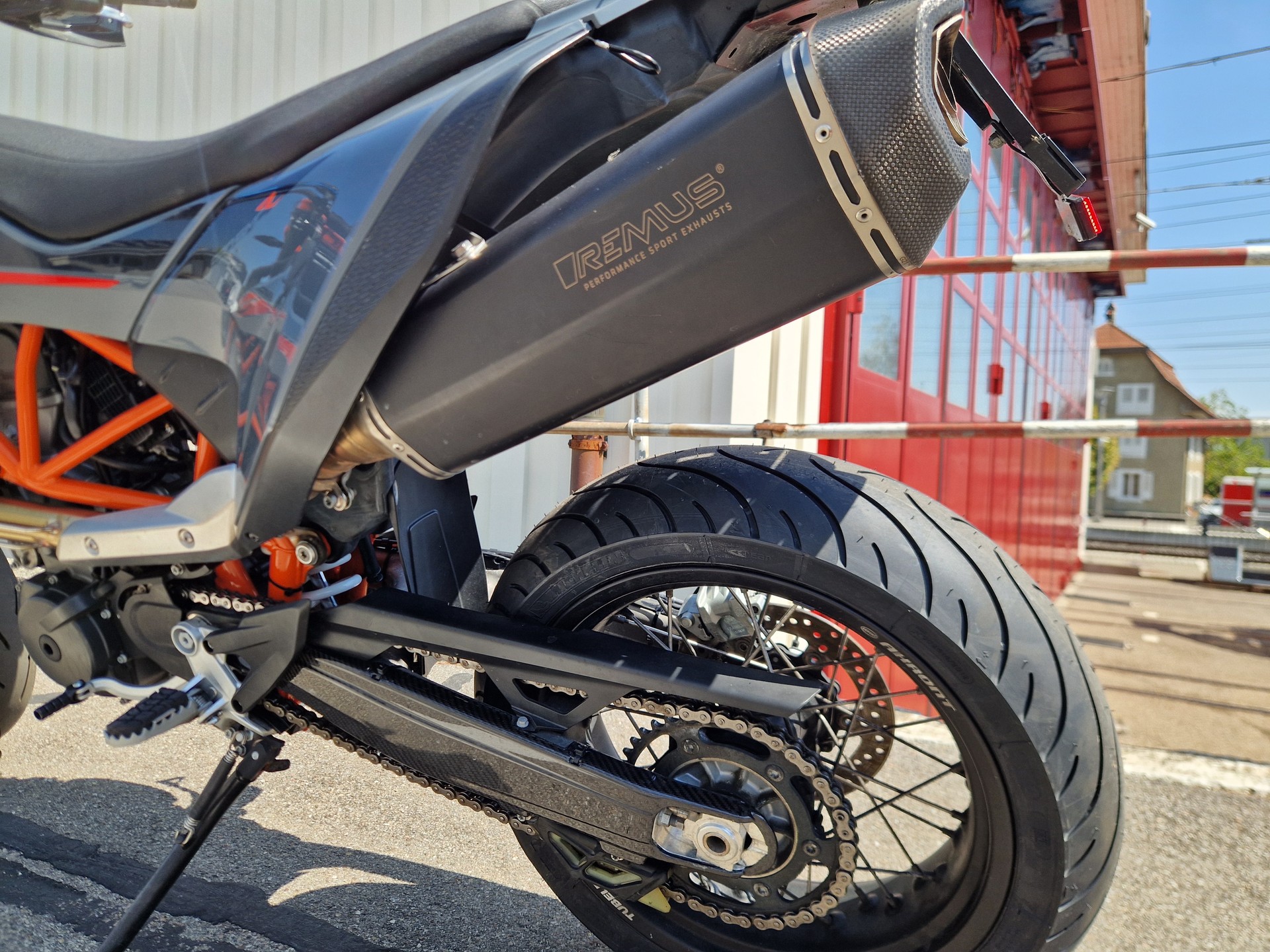 KTM 690 SMC R ABS (35 kW)-image-4