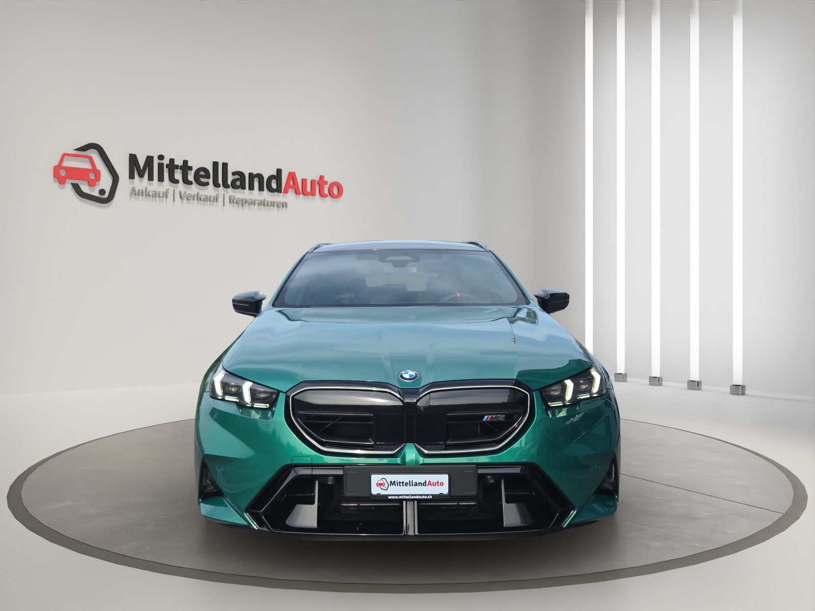 BMW M5 xDrive Touring-showroom-element-1