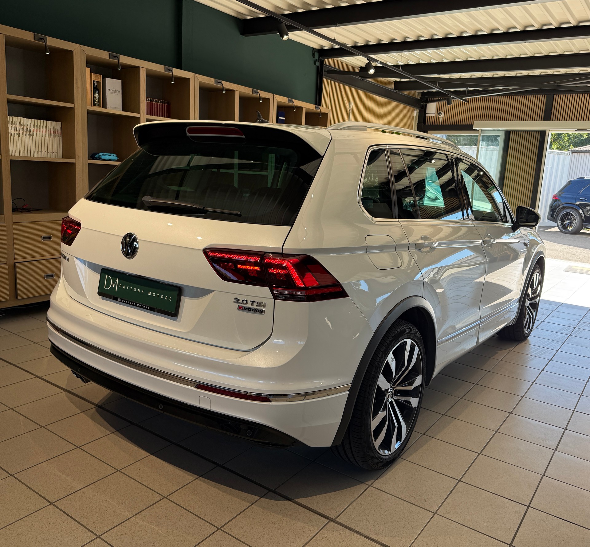 VW Tiguan 2.0TSI Highline 4Motion DSG R-Line-showroom-element-3