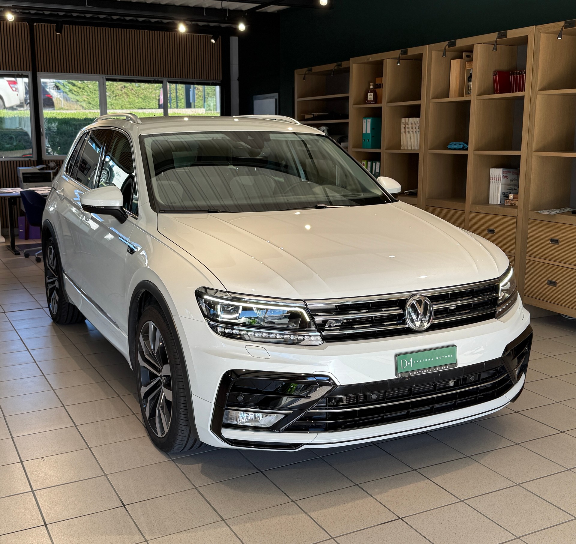 VW Tiguan 2.0TSI Highline 4Motion DSG R-Line-showroom-element-1