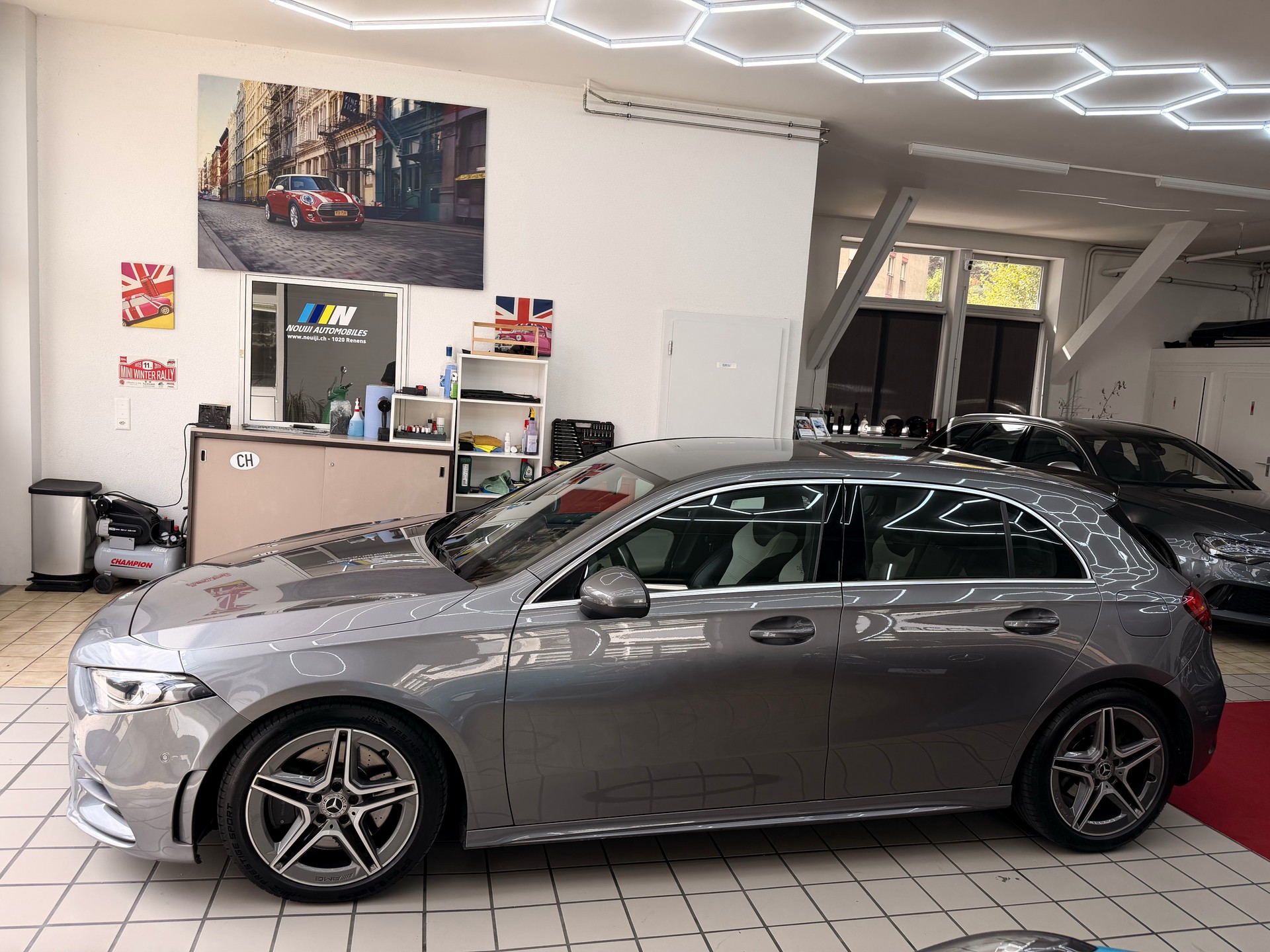 MERCEDES-BENZ A 250 AMG Line 7G-DCT-showroom-element-2