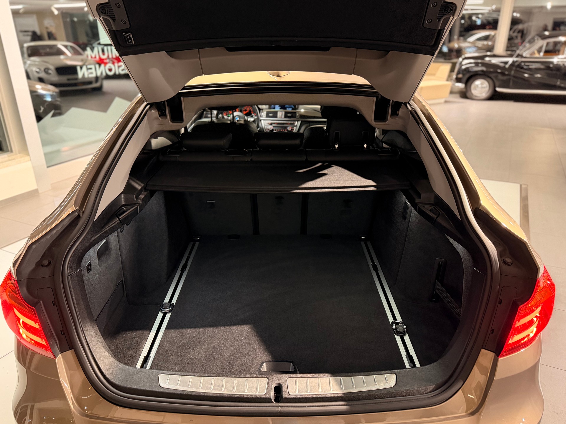 BMW 335i GT xDrive Luxury Line Steptronic-image-11