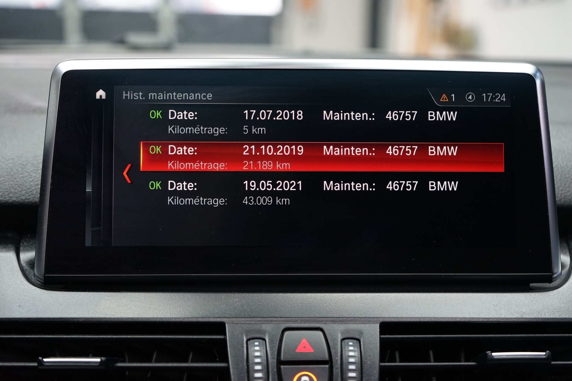 BMW 218i Active Tourer DKG Luxury Line-image-17