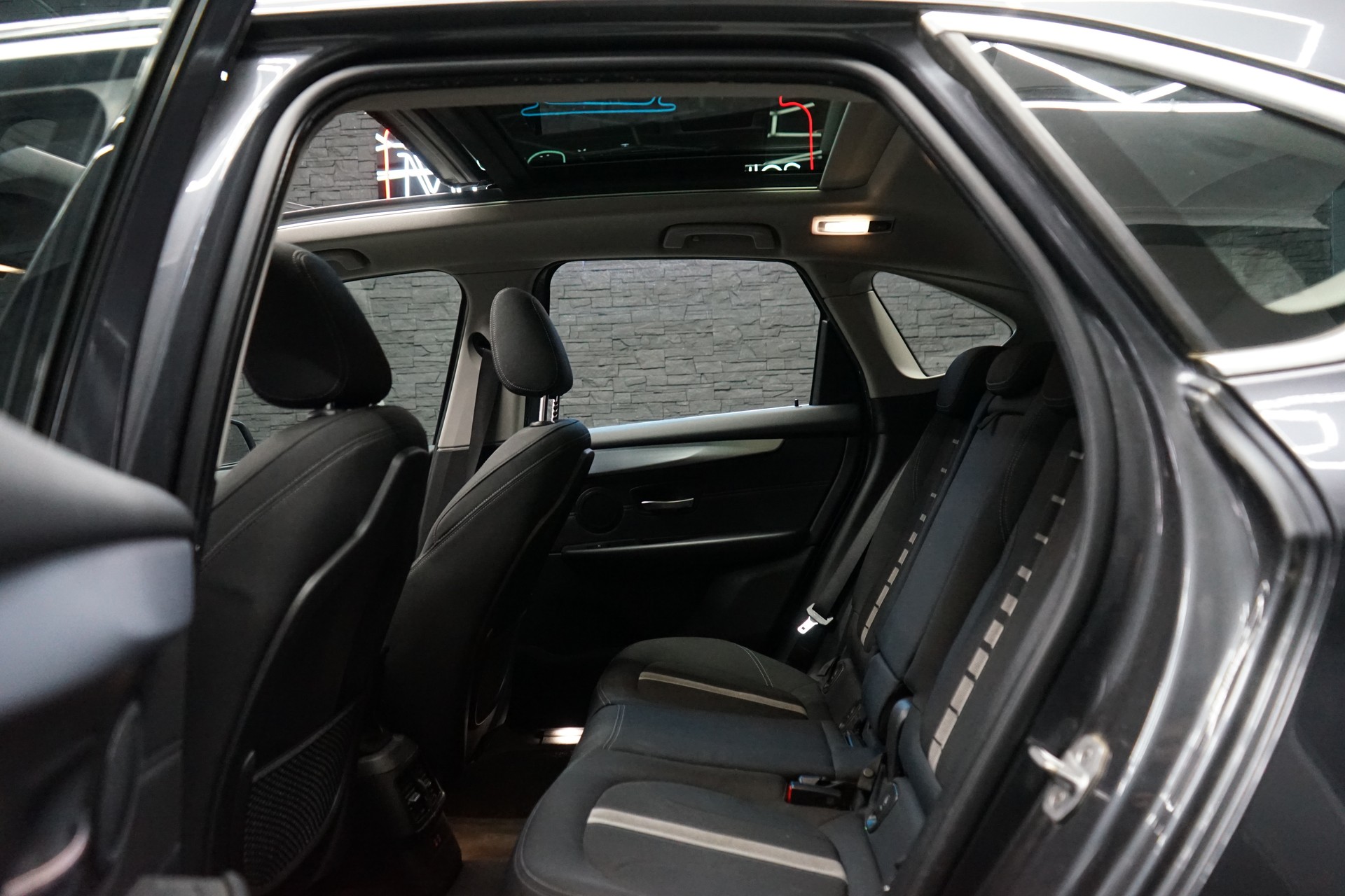 BMW 218i Active Tourer DKG Luxury Line-image-5