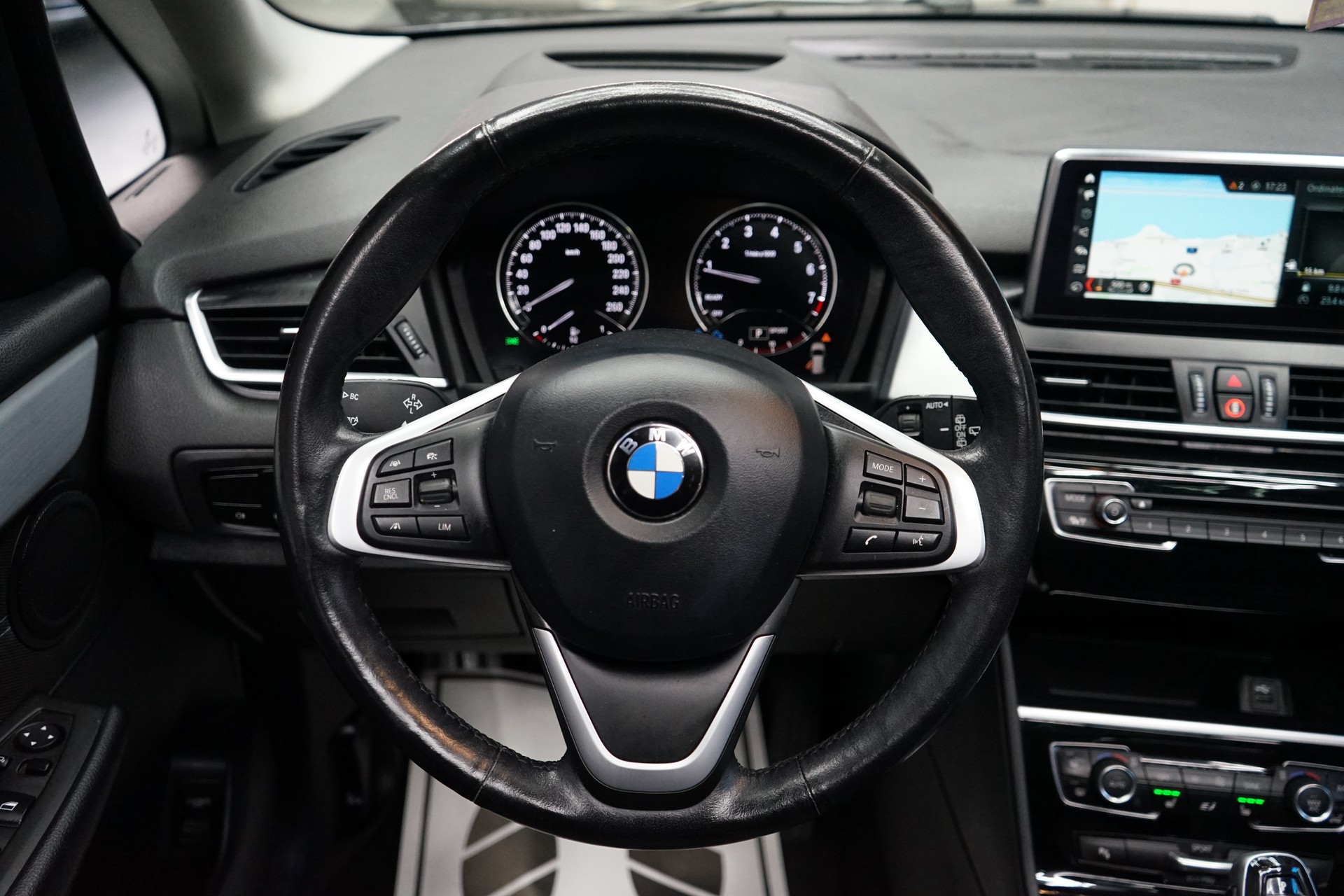 BMW 218i Active Tourer DKG Luxury Line-image-8