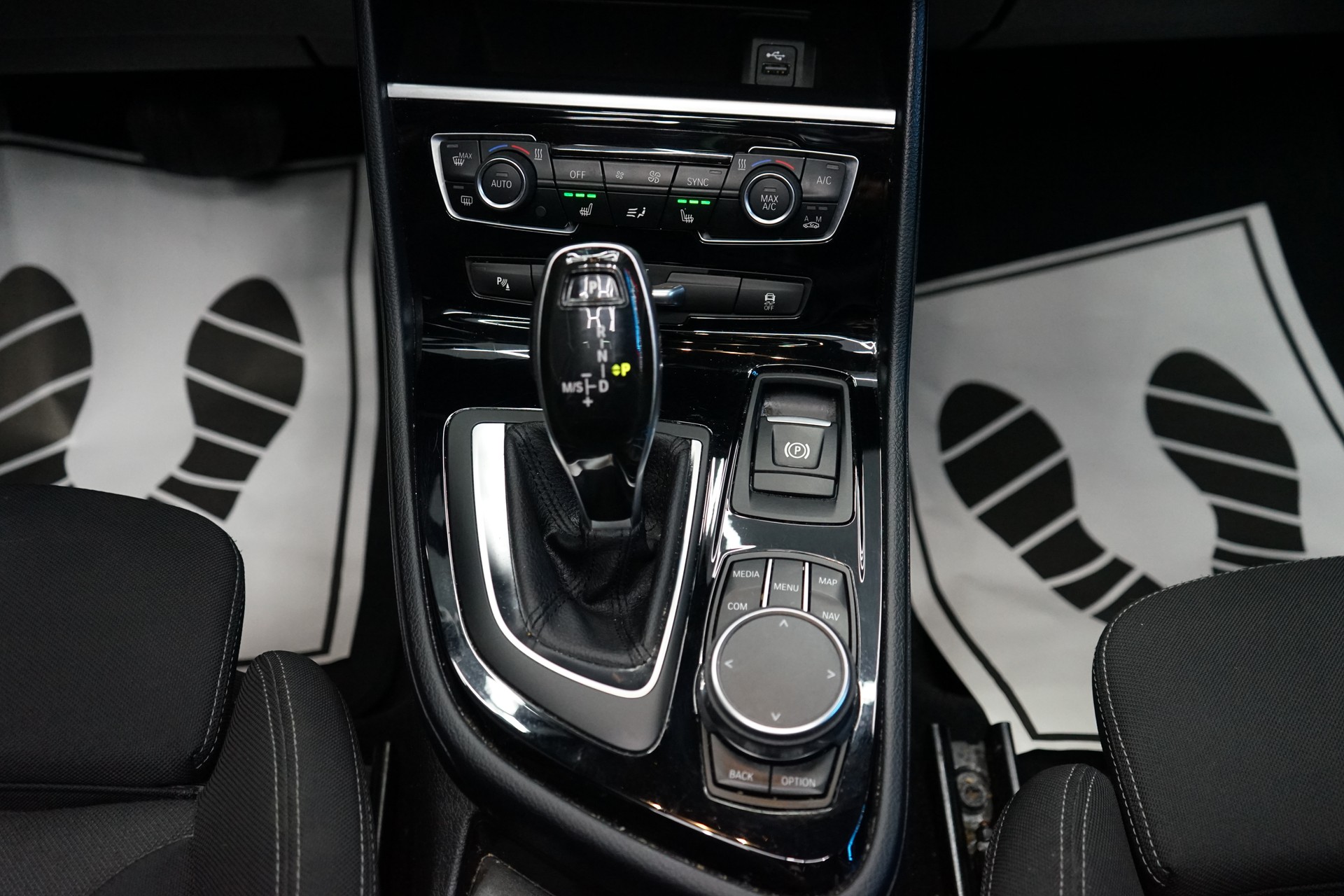 BMW 218i Active Tourer DKG Luxury Line-image-11