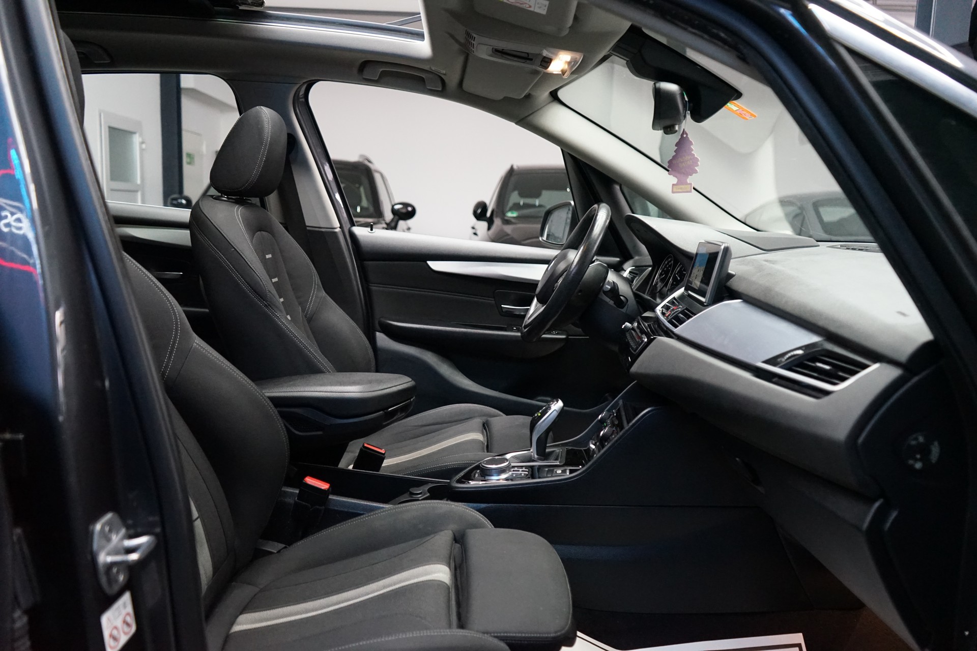 BMW 218i Active Tourer DKG Luxury Line-image-4